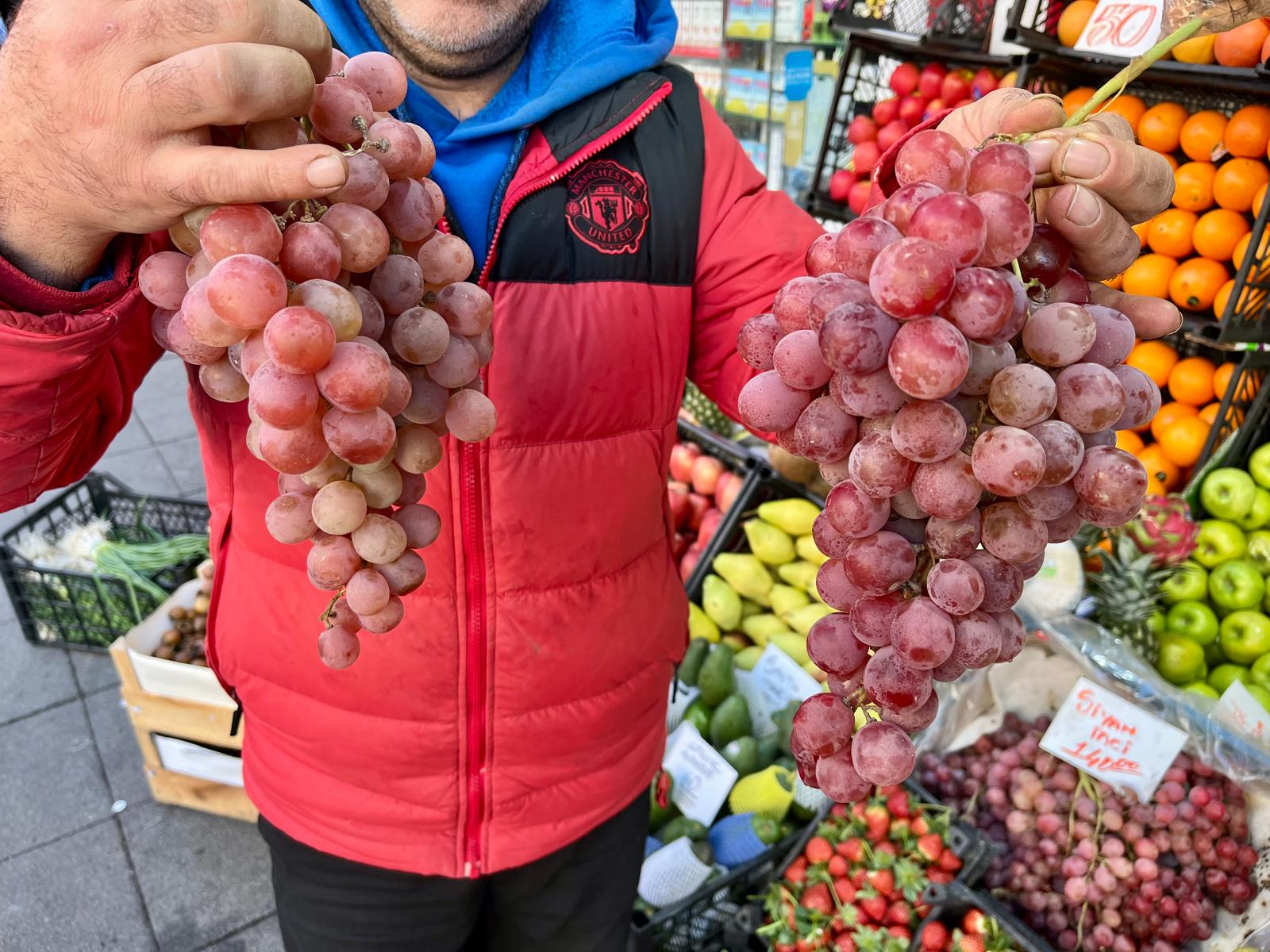 Yılbaşında 12 adet üzüm yeme çılgınlığı, manavcılara yaradı!