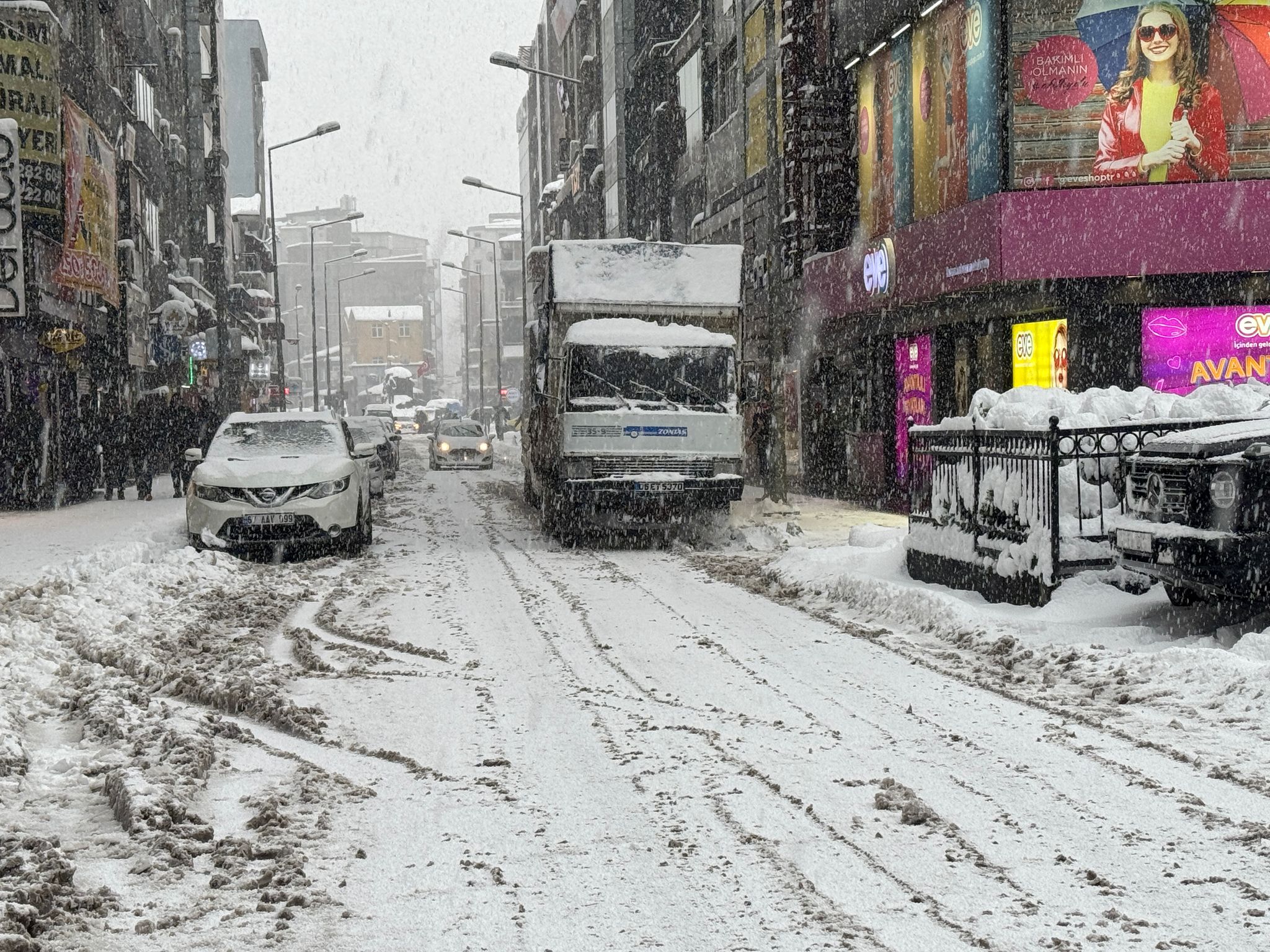 Zonguldak’ta Yollarda Biriken Karları Kamyon Açtı! Zonguldak Haber