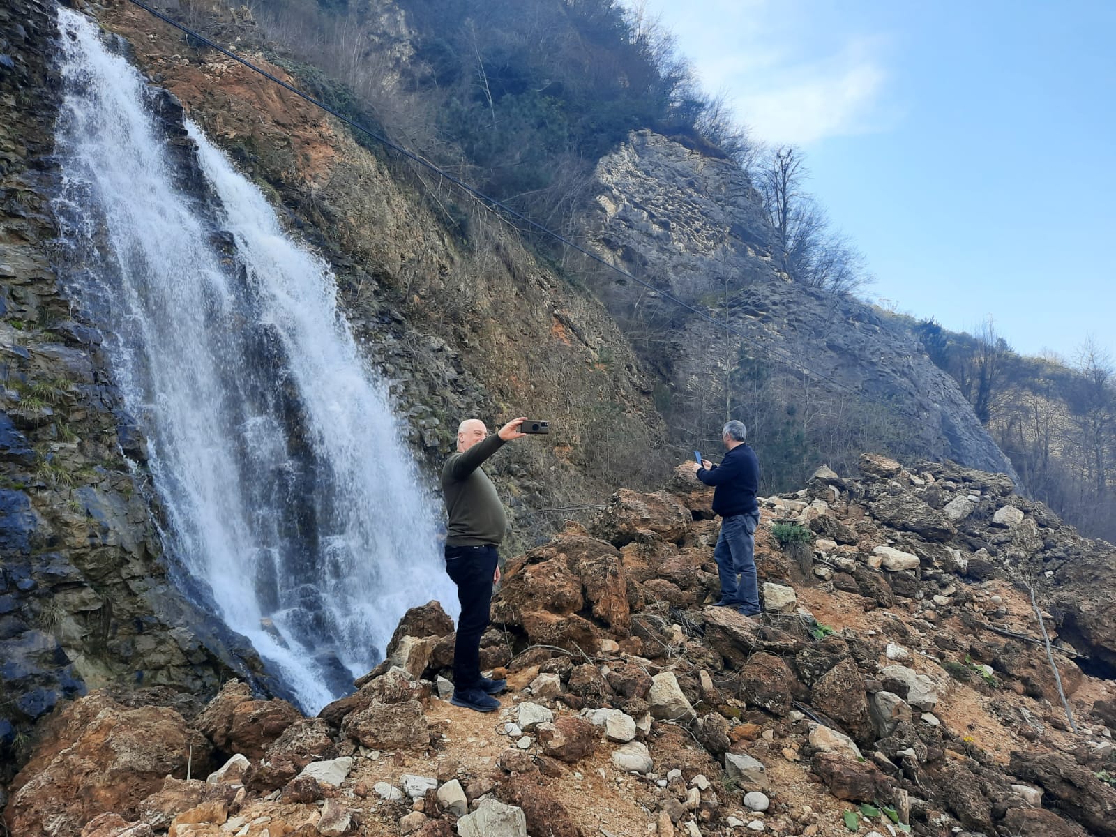 Zonguldak- Karabük yolunda oluşan doğal şelale ilgi odağı oldu!