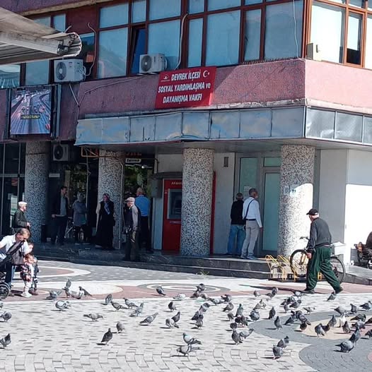 AKBANK MÜŞTERİSİNİN HABERİ YOK! DEVREK'TE SAATLERCE KAPIDA BEKLEDİLER!