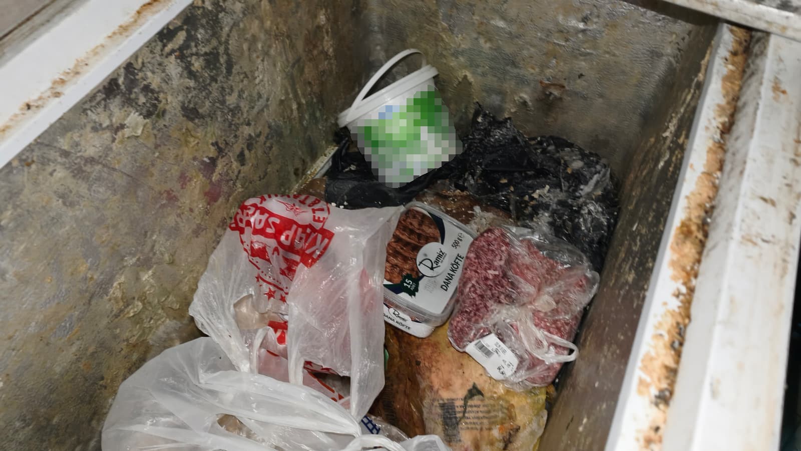 Zonguldak'ın İlçesindeki Meşhur Dükkanda Mide Bulandıran Skandal Görüntüler! Imza Gazetesi (1)