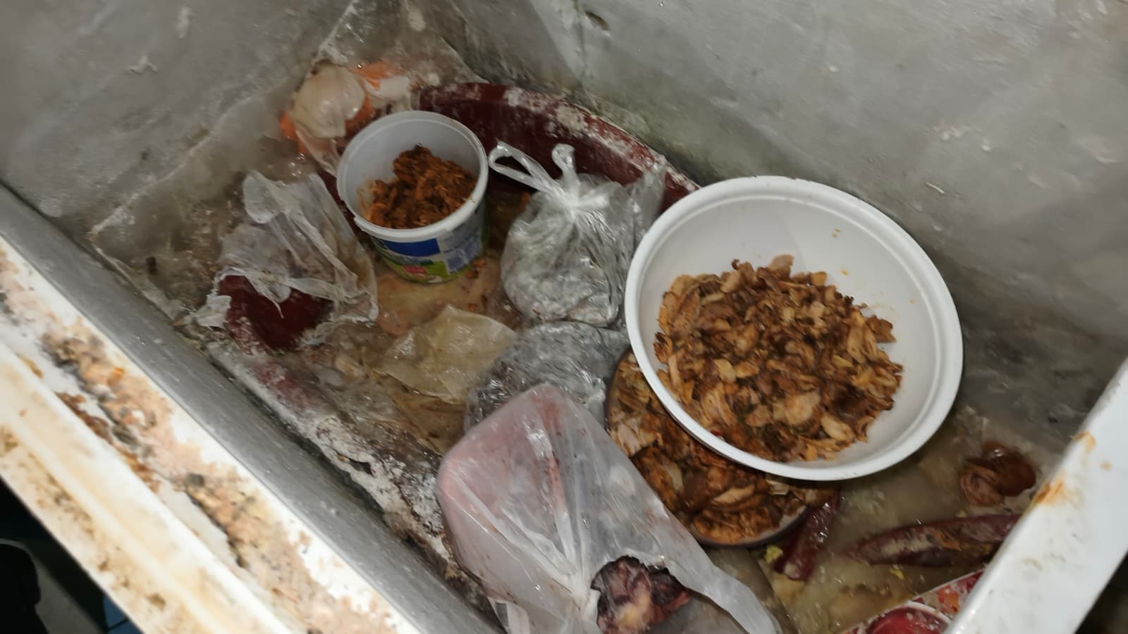 Zonguldak'ın İlçesindeki Meşhur Dükkanda Mide Bulandıran Skandal Görüntüler! Imza Gazetesi (2)