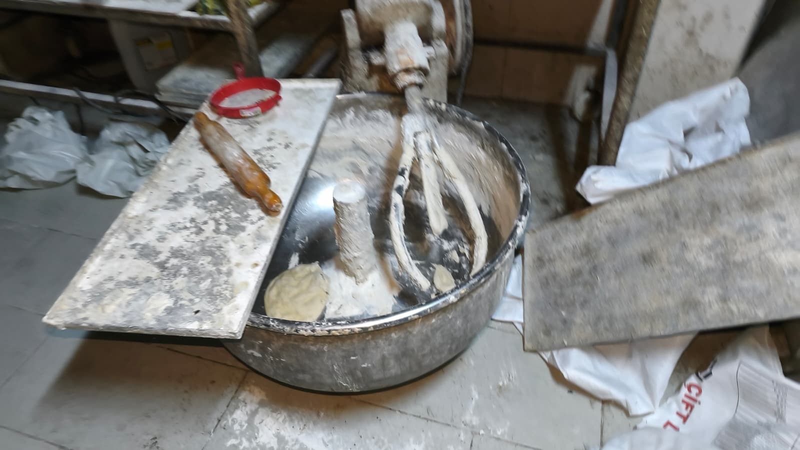 Zonguldak'ın İlçesindeki Meşhur Dükkanda Mide Bulandıran Skandal Görüntüler! Imza Gazetesi (3)