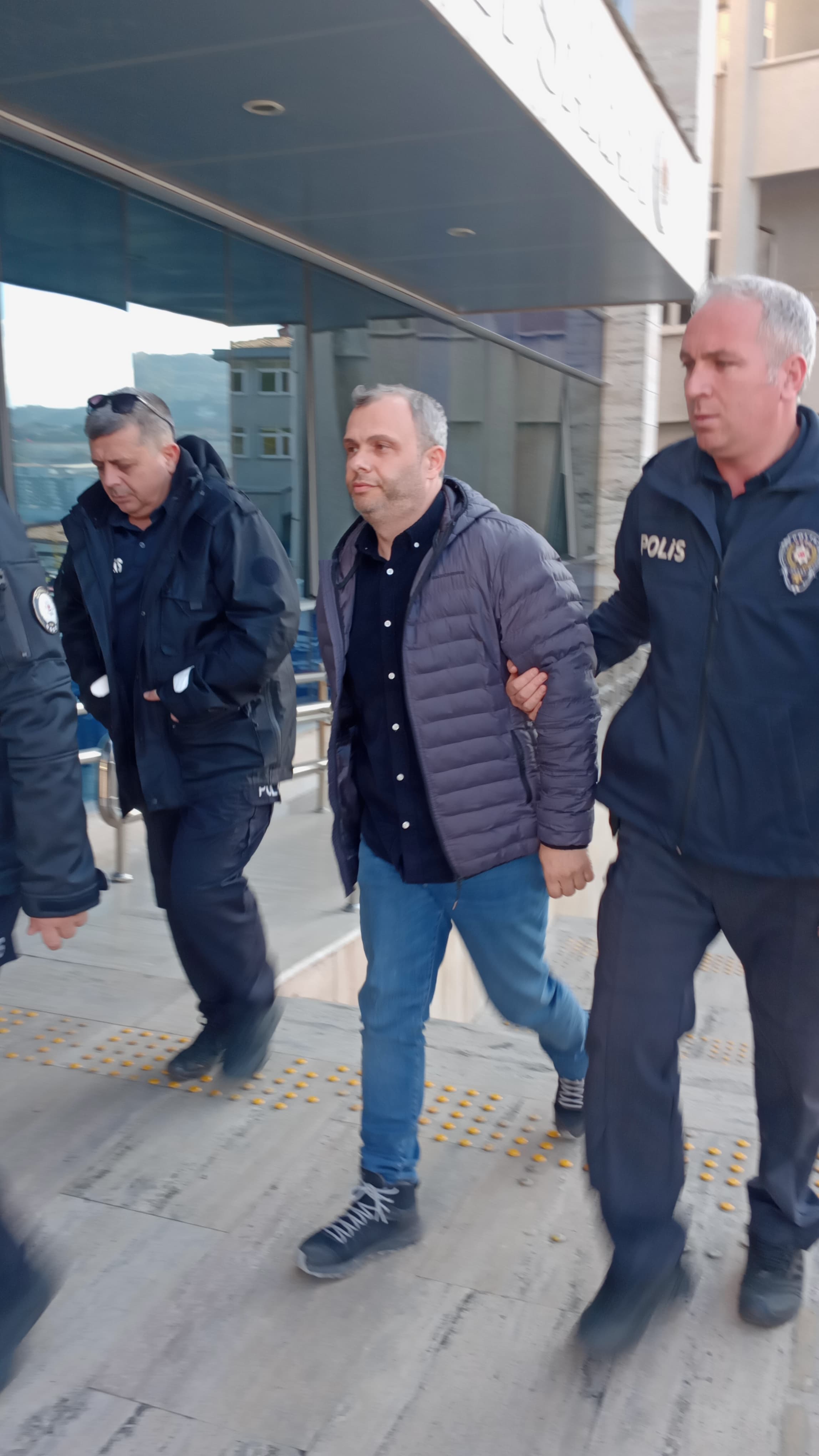 4 Yaşindaki̇ Sarp Eymen’i̇n Ölümündeki̇ Şüpheli̇ler Adli̇yede! Imza Gazetesi (2)