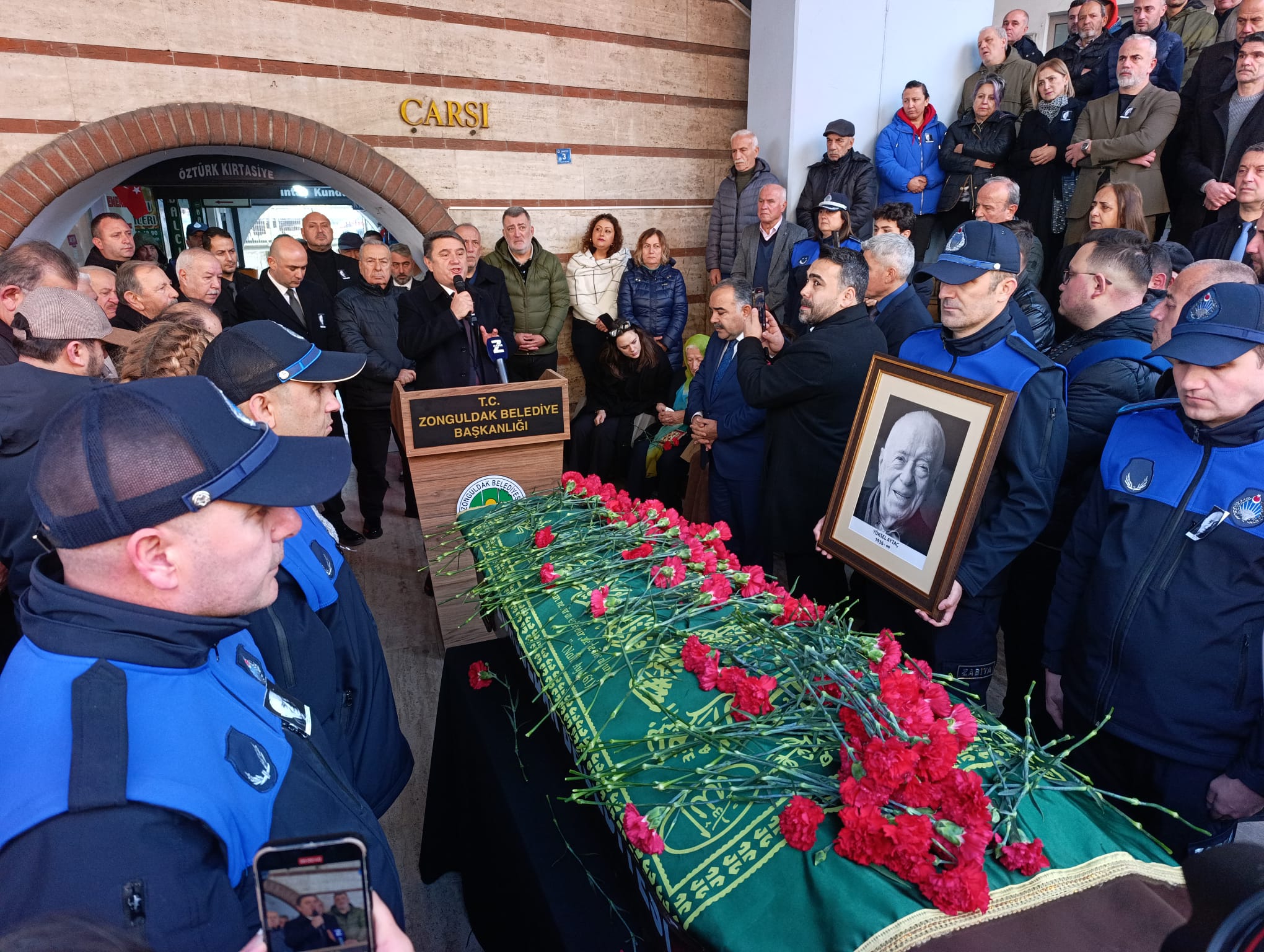 Eski Belediye Başkanı Yüksel Aytaç Için Zonguldak Belediyesi Önünde Uğurlama Töreni Düzenlendi... İmza Gazetesi̇ (23)-1