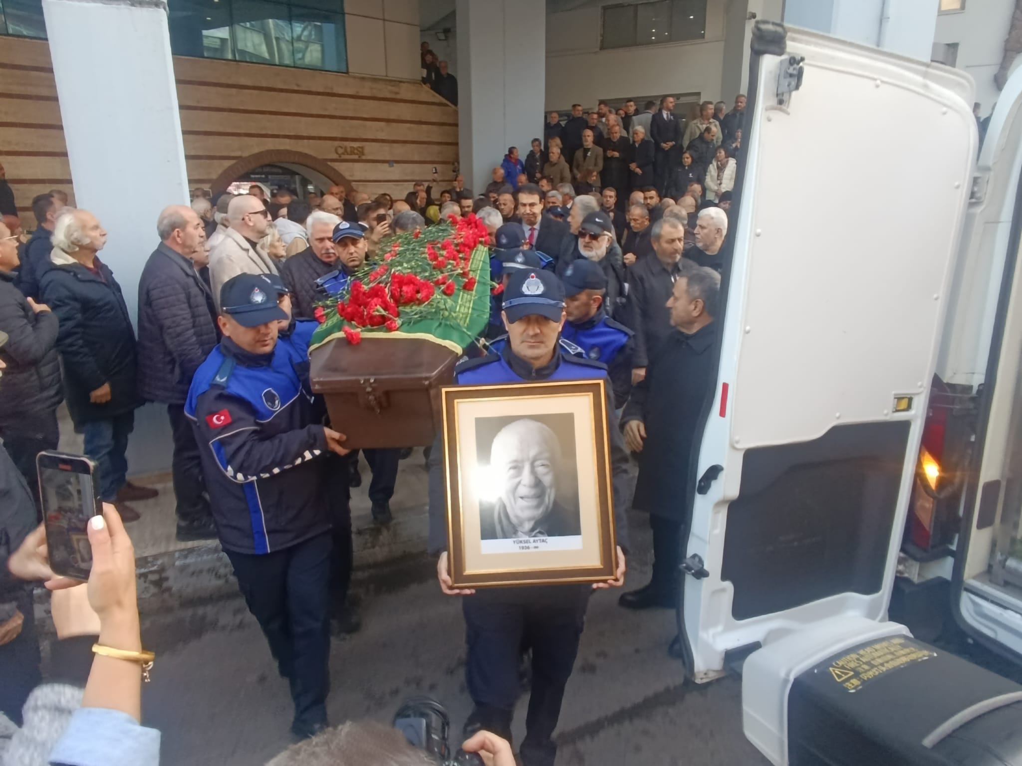 Eski Belediye Başkanı Yüksel Aytaç Için Zonguldak Belediyesi Önünde Uğurlama Töreni Düzenlendi... İmza Gazetesi̇ (25)