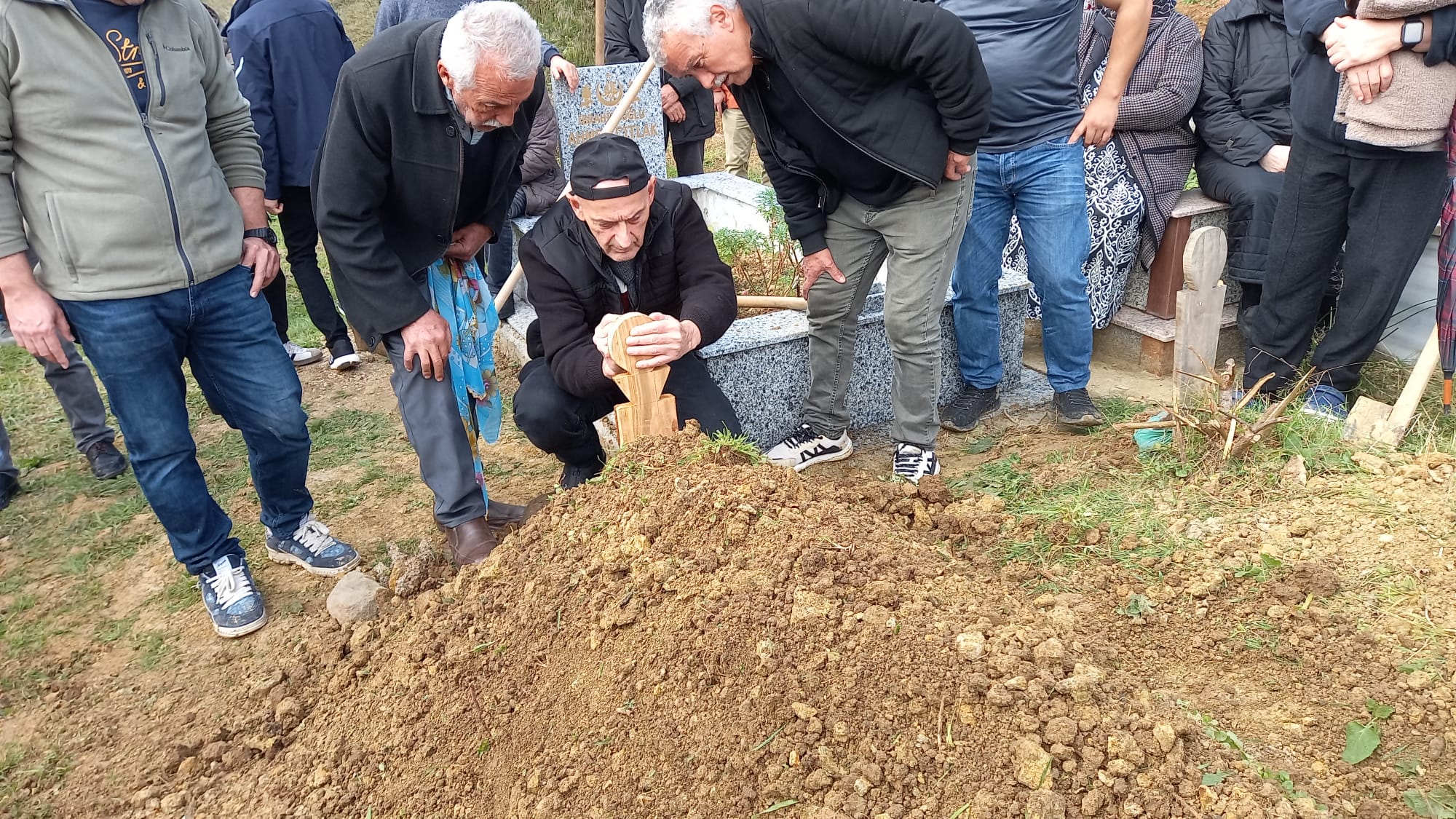 Gazeteci Mustafa Emen, Eşi Nazmiye Emen'i Giresun'da Toprağa Verdi! Böyle Yazdım Imza Gazetesi (1)