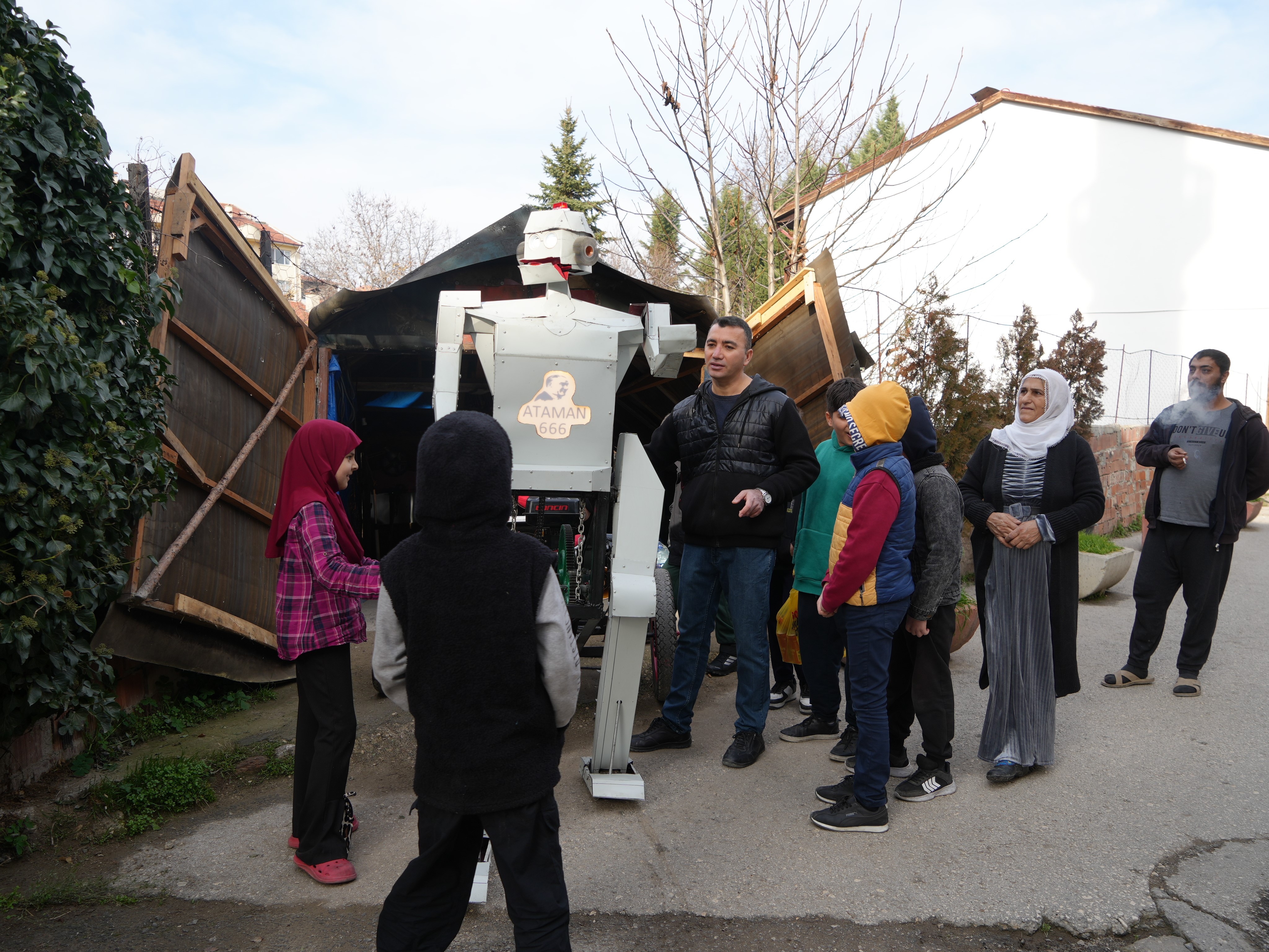 Hurdalardan Yürüyen Robot Yapti, Sokaklar Şaşkin! İmza Gazetesi̇ (18)