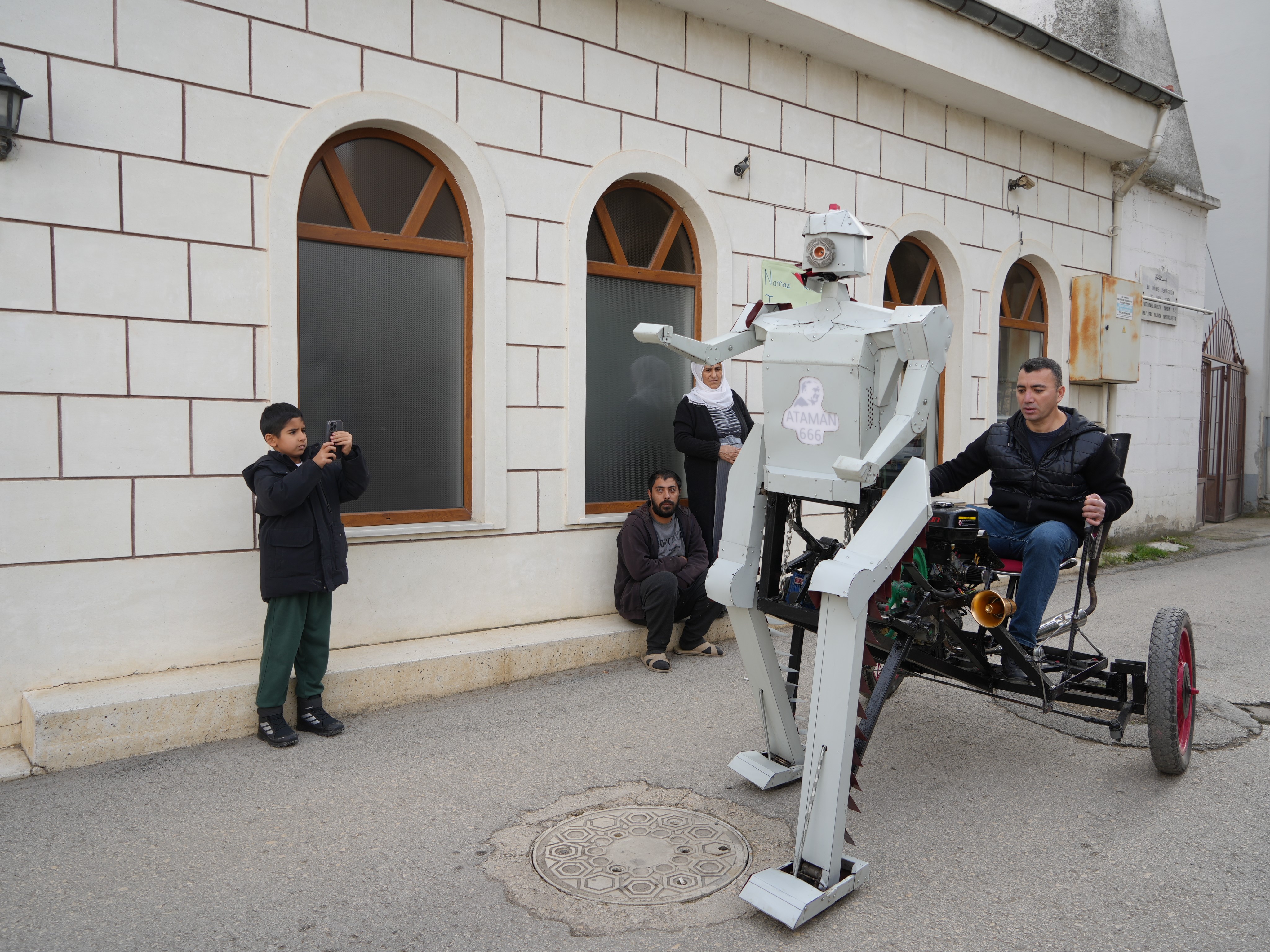 Hurdalardan Yürüyen Robot Yapti, Sokaklar Şaşkin! İmza Gazetesi̇ (19)