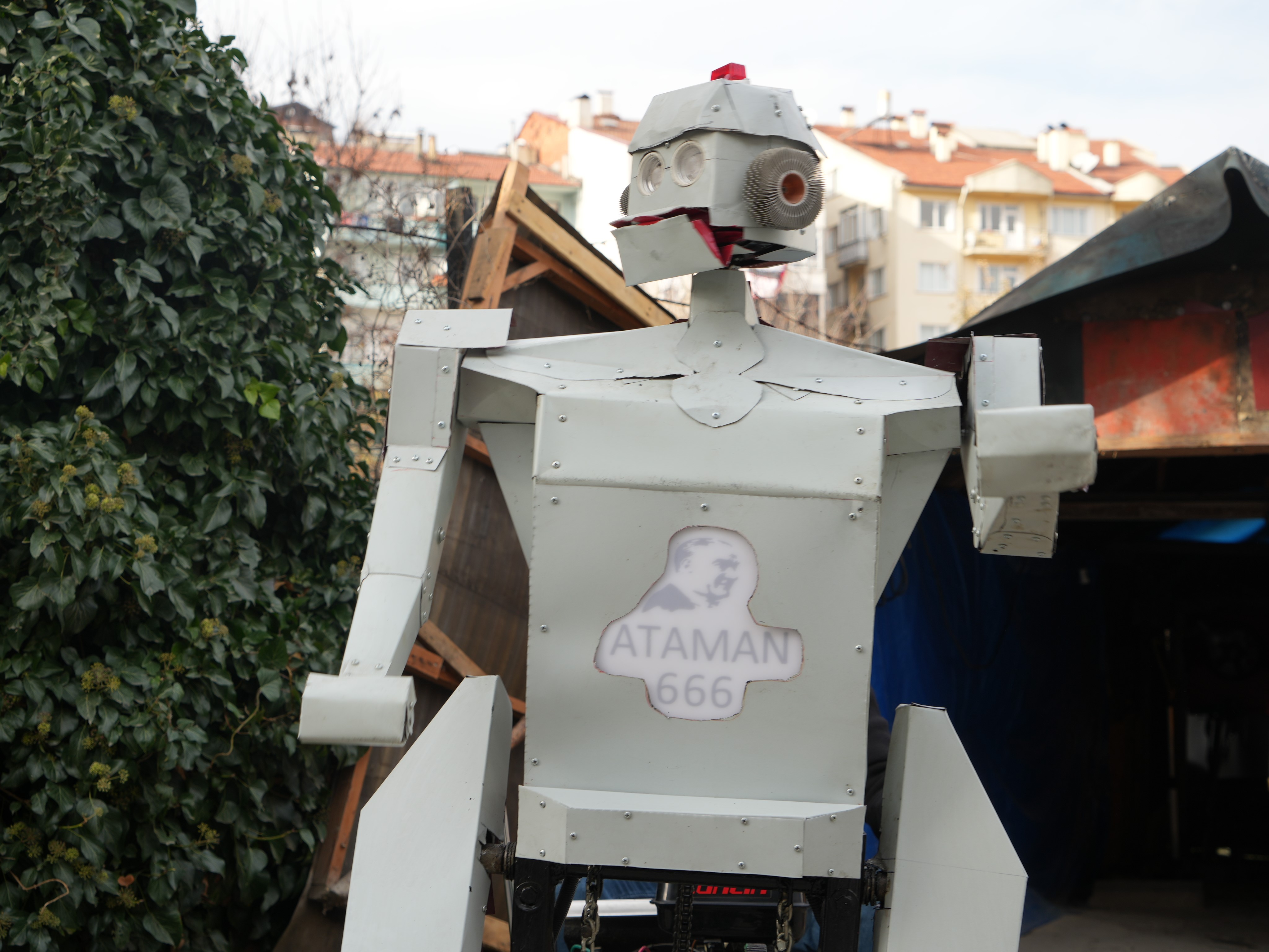 Hurdalardan Yürüyen Robot Yapti, Sokaklar Şaşkin! İmza Gazetesi̇ (20)