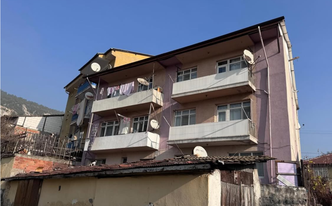 İmza Gazetesi̇ Evinin Önünde Cansız Bedeni Bulundu! (2)