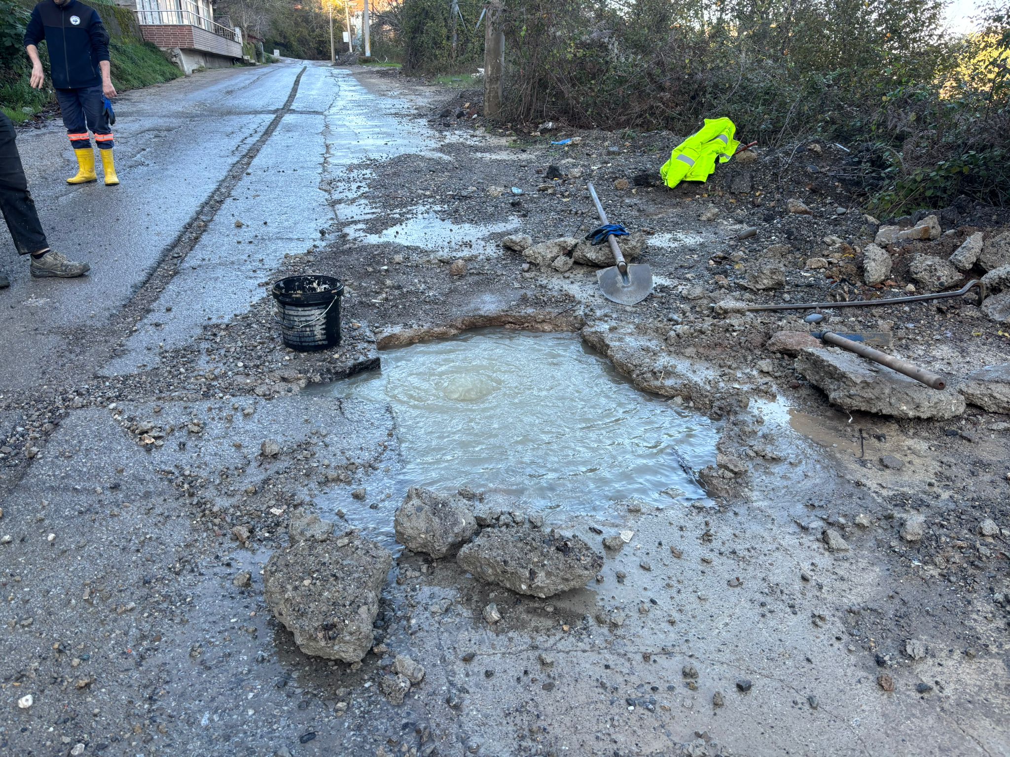 İmza Gazetesi̇ Hastane Yolu Felç! Beun Bayırında Su Patladı, Trafik Tek Şeride Düştü (2)