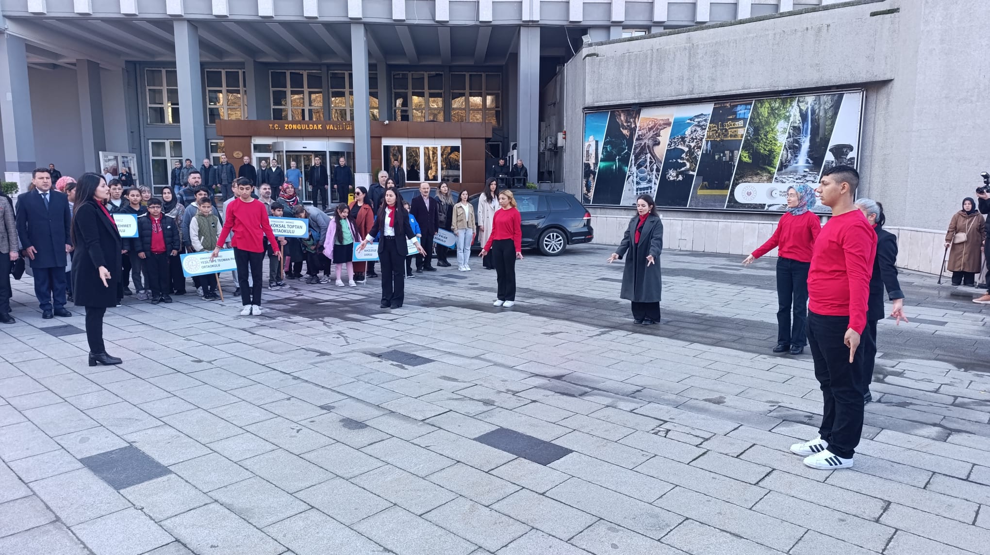 İmza Gazetesi̇ İstiklal Marşımız İşaret Diliyle Okundu... Zonguldak’ta 3 Aralık Dünya Engelliler Günü Kutlandı (3)