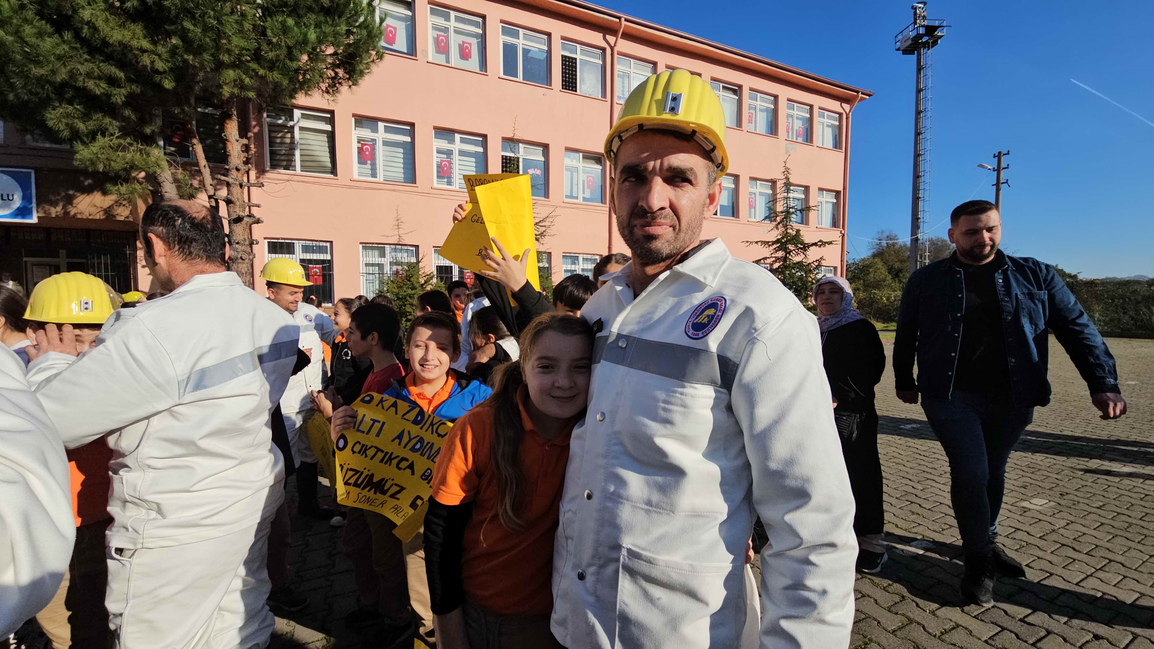 İmza Gazetesi̇ Madencilerin Çocuklarıyla Duygulandıran Buluşması... (2)