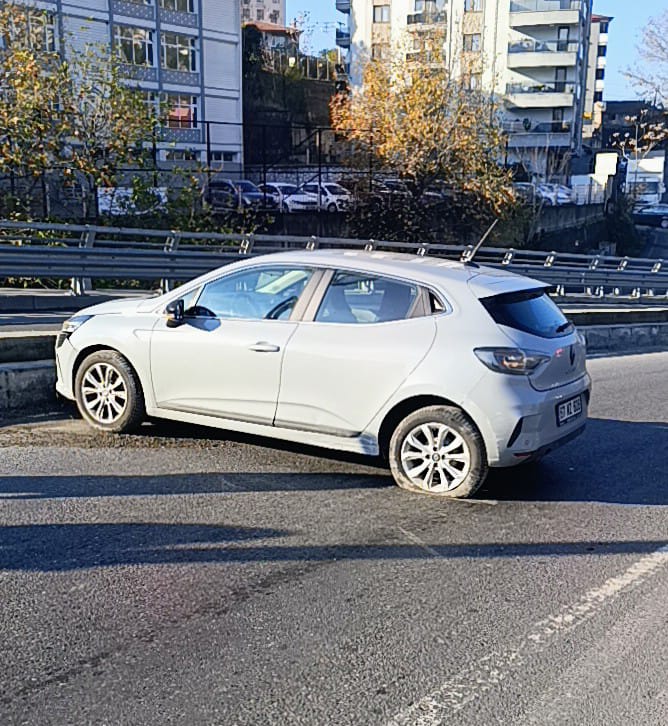 Lastiği Patlayan Otomobilim Sürücüsü Ölümden Döndü! Imza Gazetesi (2)