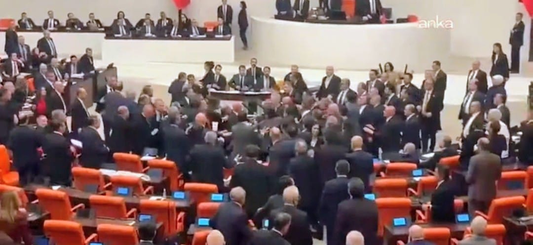 Tbmm Genel Kurulu Karıştı! 2026 Bütçesi Sonrası Yumruklar Konuştu İmza Gazetesi̇