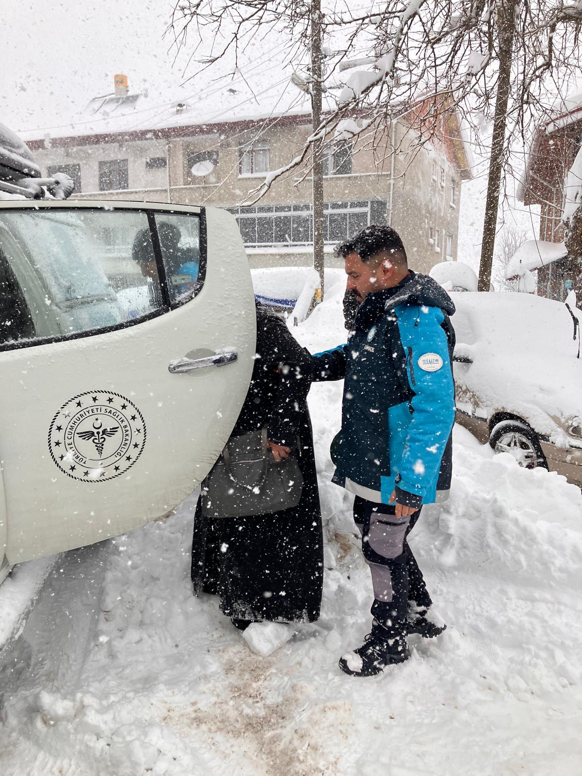 Umke Ekipleri Zamanla Yarıştı 62 Yaşındaki Hasta Zorlu Şartlarda Kurtarıldı Imza Gazetesi (1)