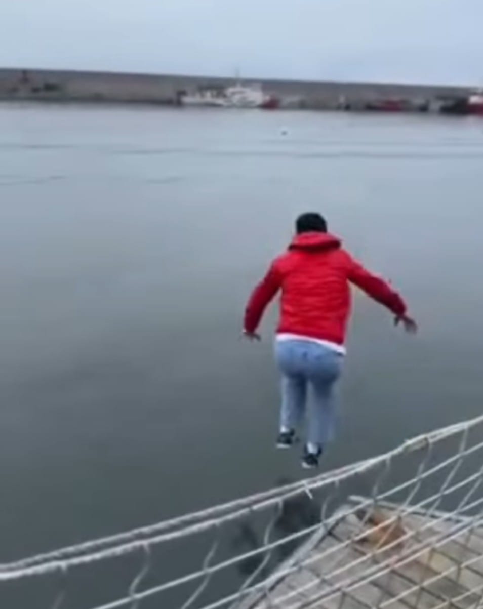 Zonguldak'ta Bir Genç Kendini Soğuk Suya Böyle Bıraktı! İmza Gazetesi̇ (29)