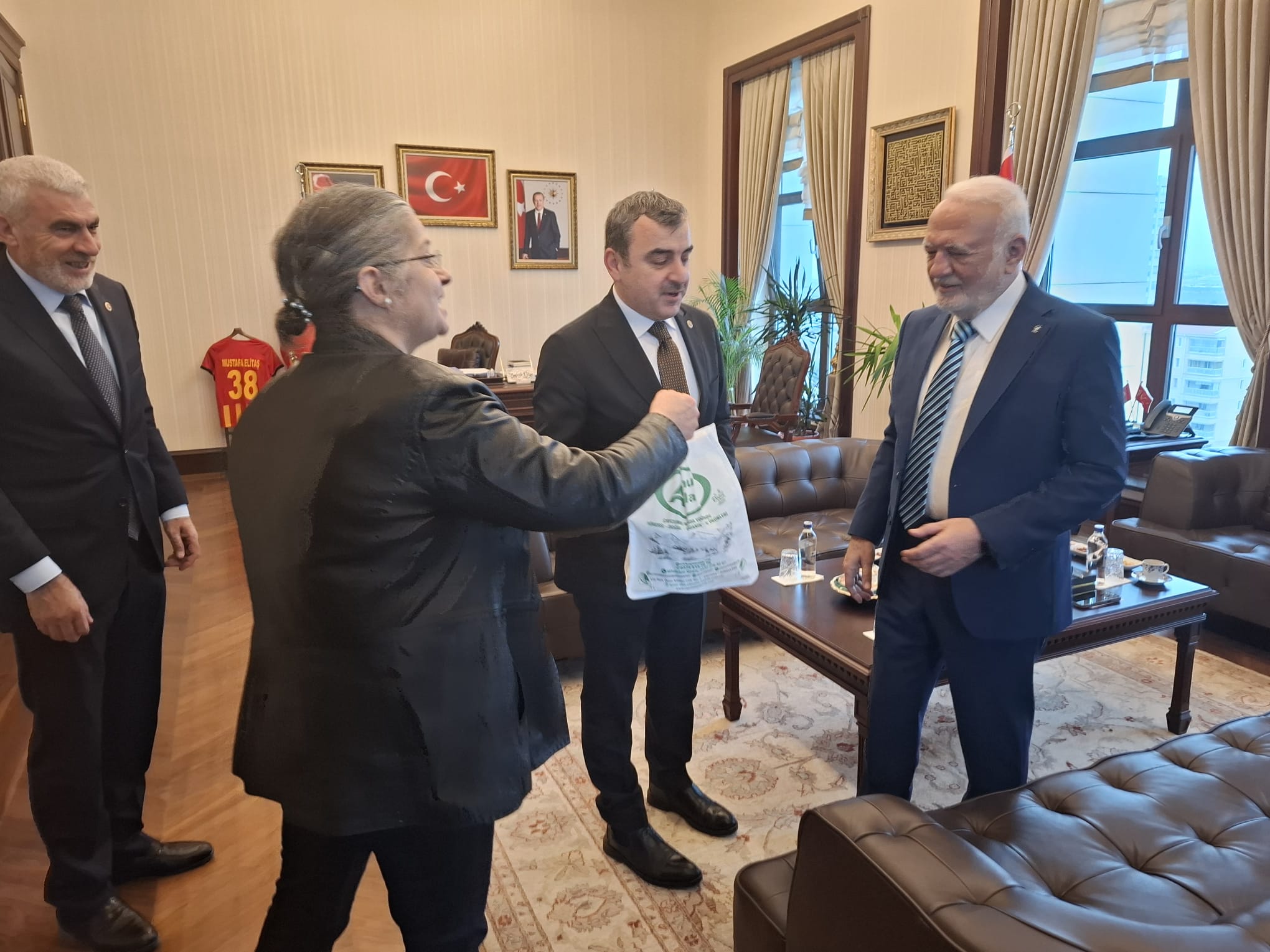 Ahmet Çolakoğlu Ve Aynur Abla'dan Mustafa Elitaş’a Manda Yoğurdu İkramı... Imza Gazetesi