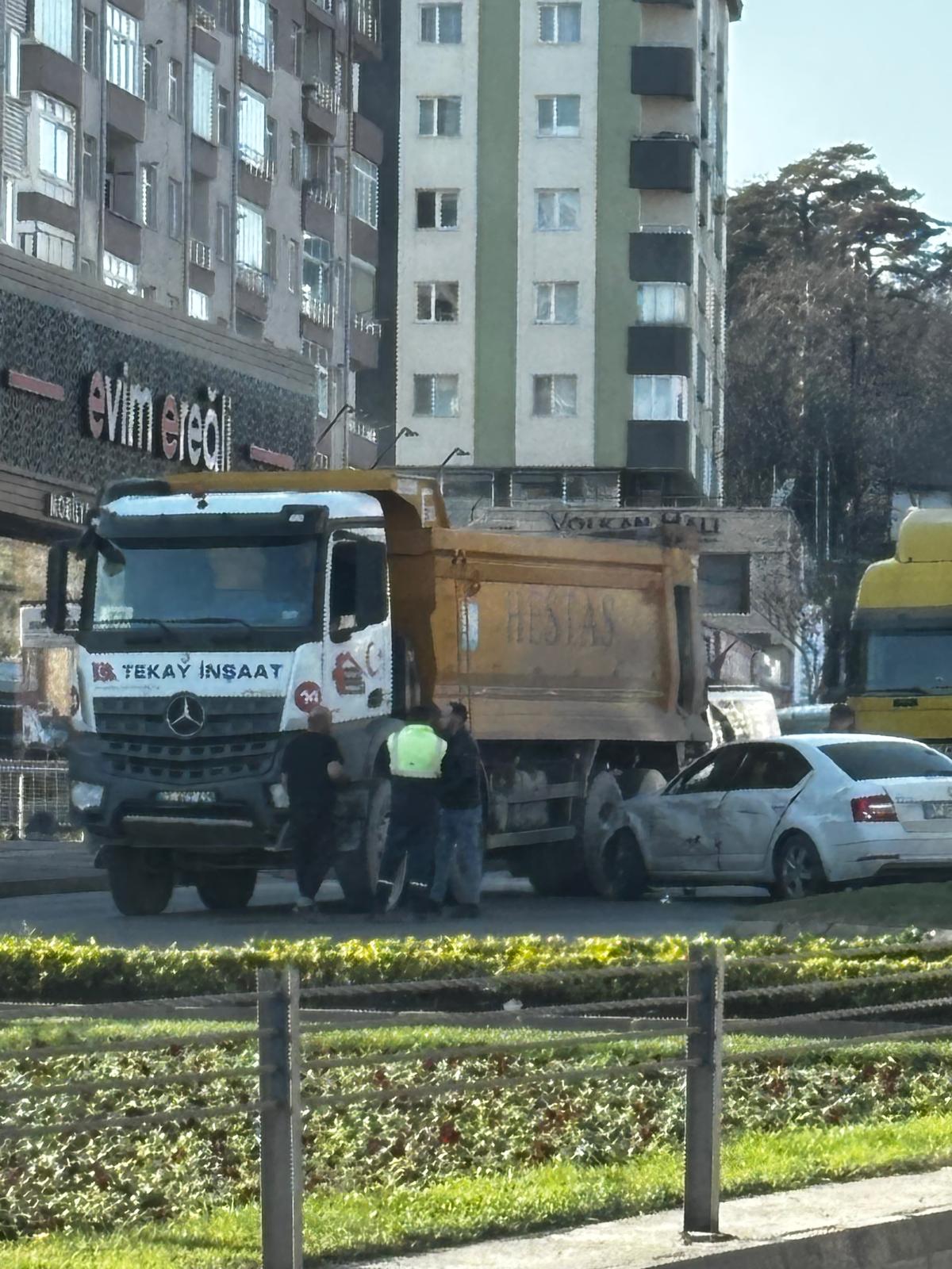 Çetin Apatay Bulvarı’nda Korkutan Kaza! İmza Gazetesi̇ (2)-1