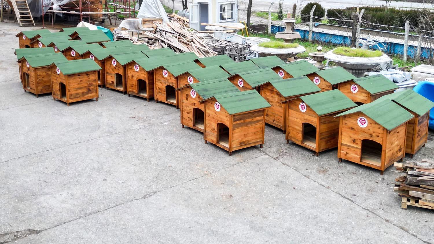 Türkiye’nin Dört Bir Yanına Çaybel İmzalı Köpek Kulübeleri! İmza Gazetesi̇ (2)-1