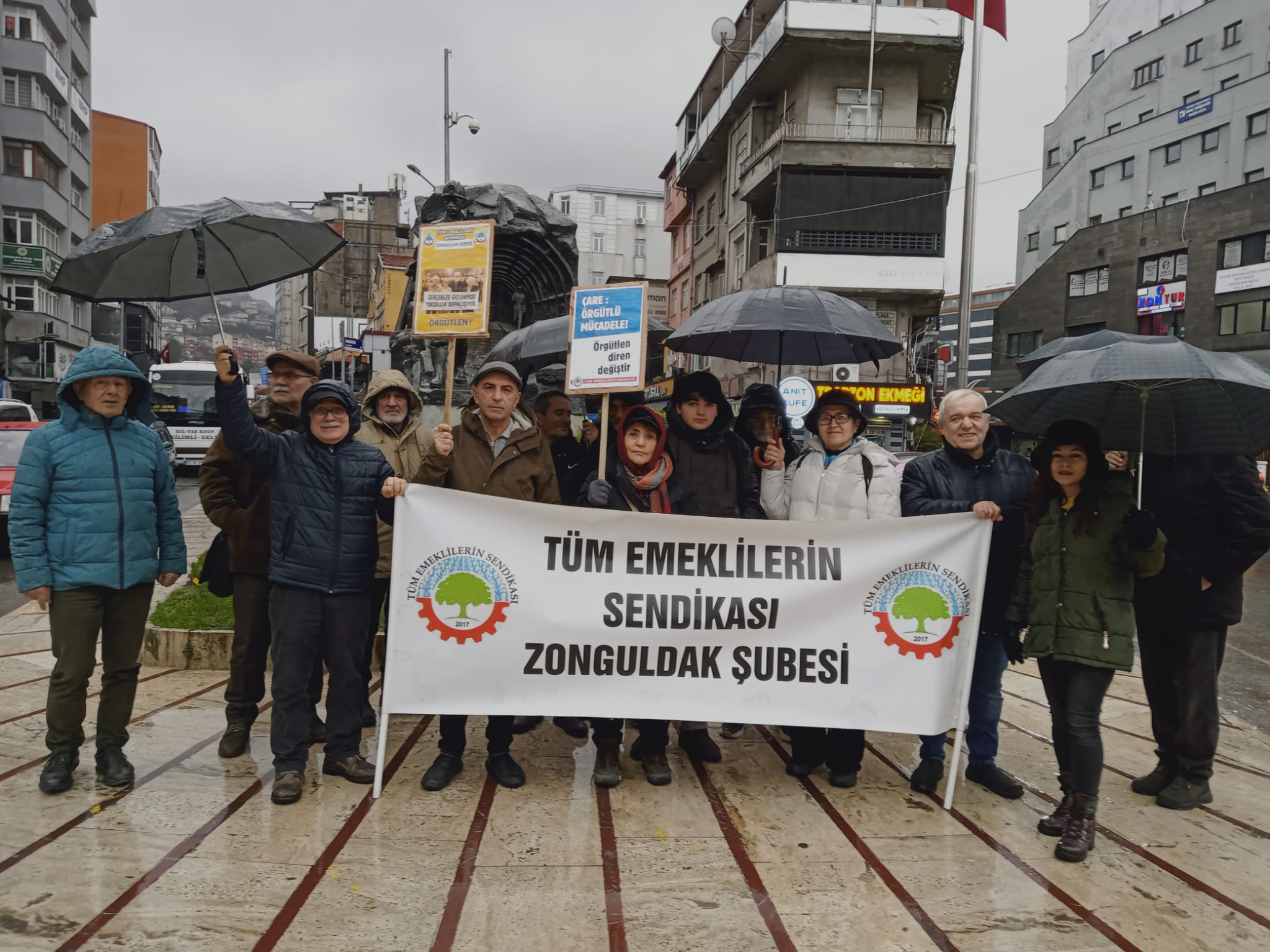 Yağmur Da Dinlemediler! Emekliler Hakları İçin Mücadele Ediyor! İmza Gazetesi̇ (2)-1