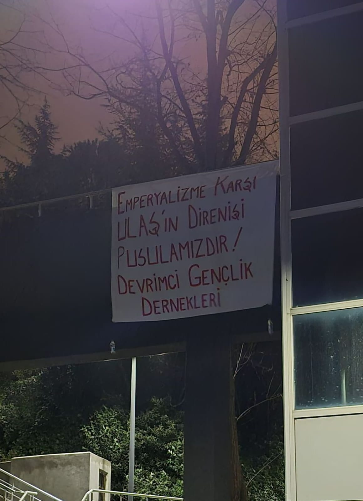 Beun’da Ortalığı Karıştıran Pankart! İnceleme Başlatıldı İmza Gazetesi̇-1