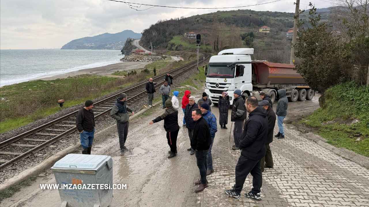 Filyos’ta Yol Rezaleti! Vatandaş Tırların Önünü Kesti İmza Gazetesi̇ (1)-1