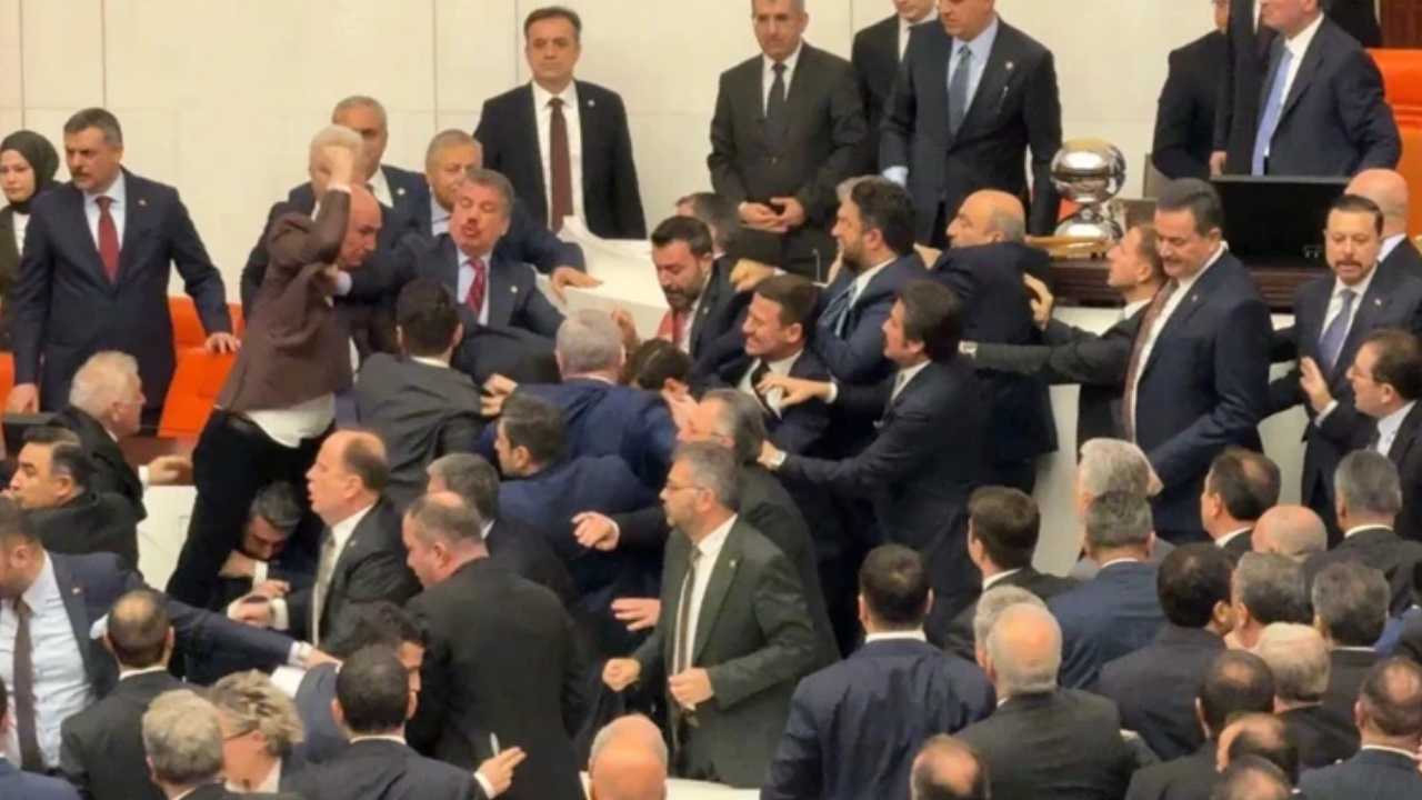 Tbmm’de Yumruklu Kavga Akın Gürlek Ve Mustafa Çiftçi Yemin Etti Imza Gazetesi