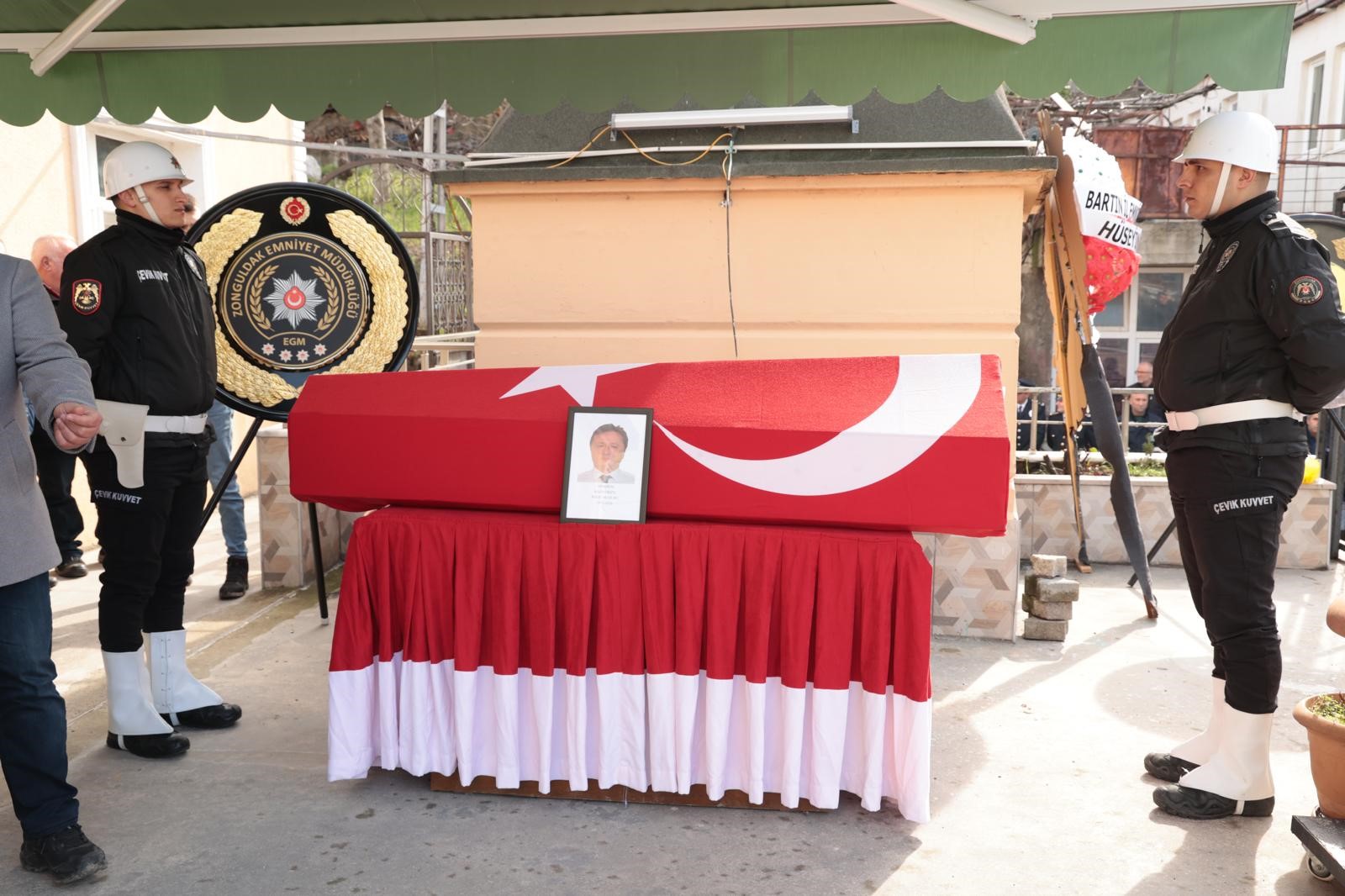 Trafik Kazasında Vefat Eden Polis Memuru Bartın'da Son Yolculuğuna Uğurlandı! Imza Gazetesi (2)