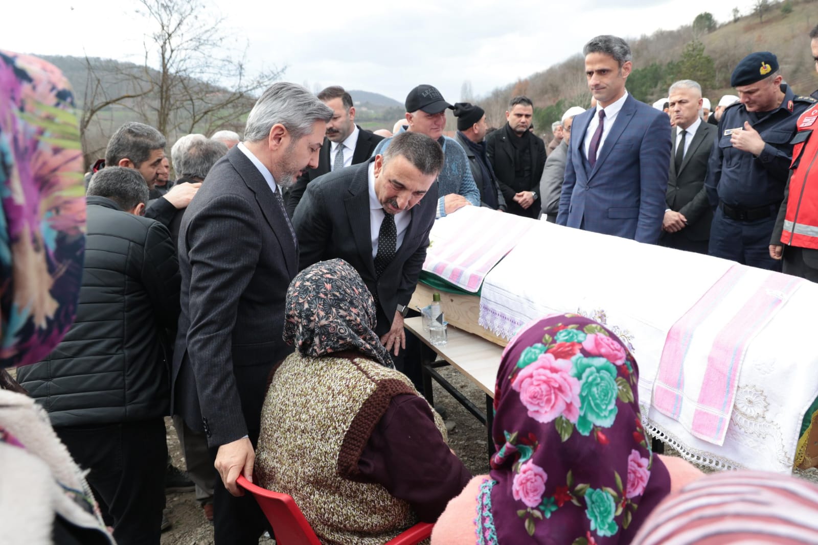 Vali Hacıbektaşoğlu Maden Şehidinin Ailesini Yalnız Bırakmadı İmza Gazetesi̇ (1)-1