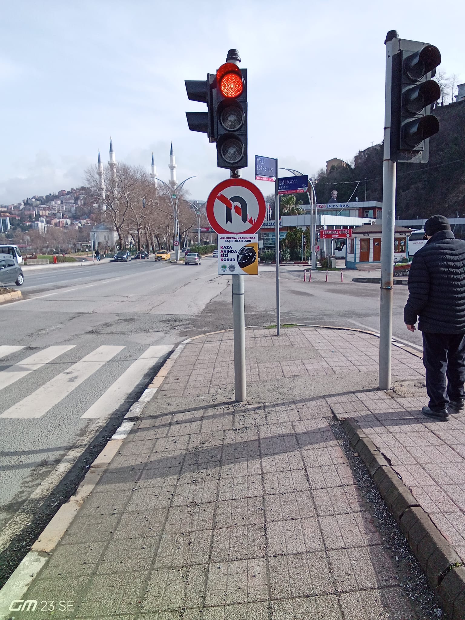 Zonguldak’ta Kask Farkındalığı Trafik Işıklarına Uyarıcı Tabelalar Asıldı İmza Gazetesi̇ (1)