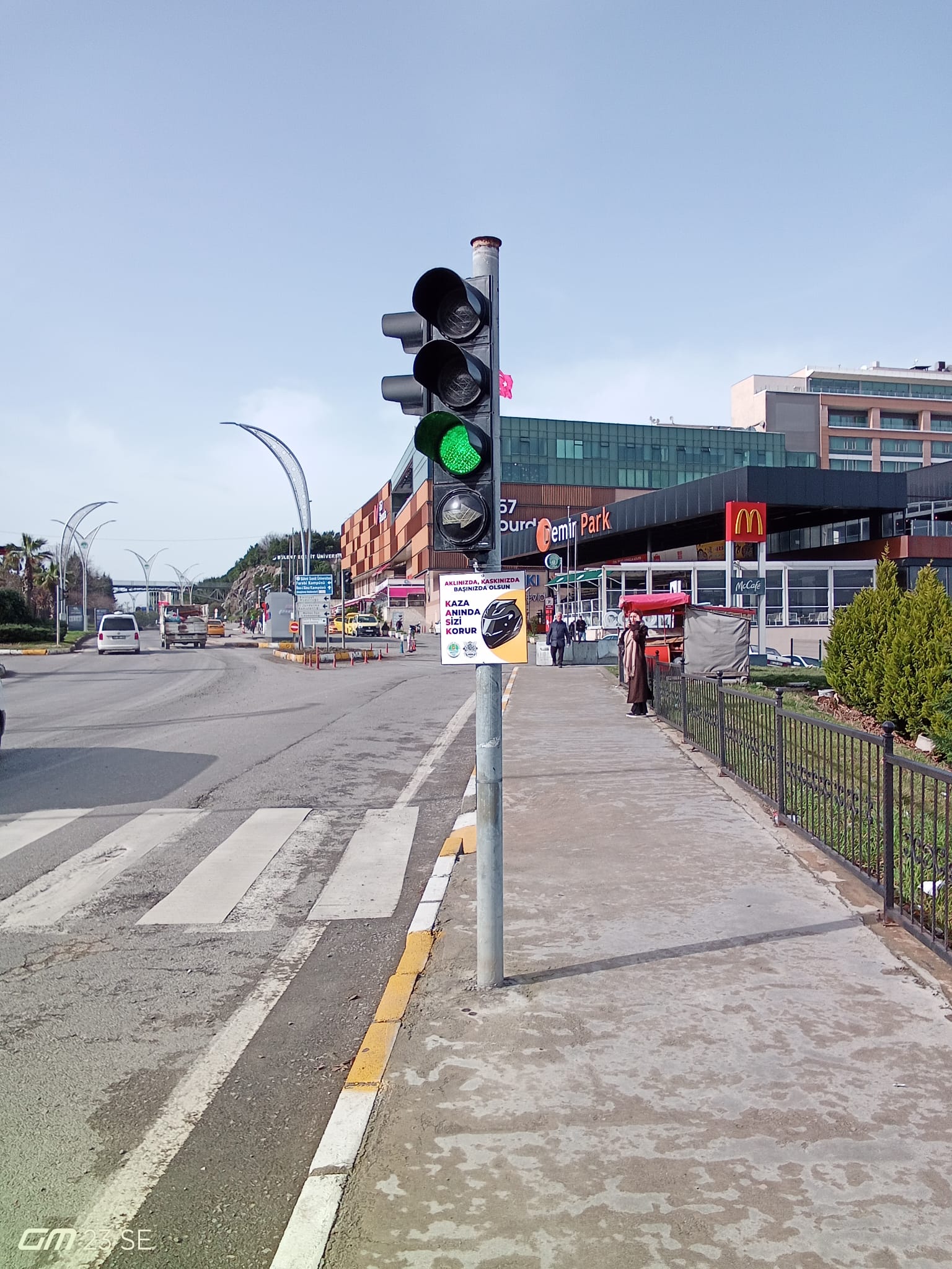 Zonguldak’ta Kask Farkındalığı Trafik Işıklarına Uyarıcı Tabelalar Asıldı İmza Gazetesi̇ (2)