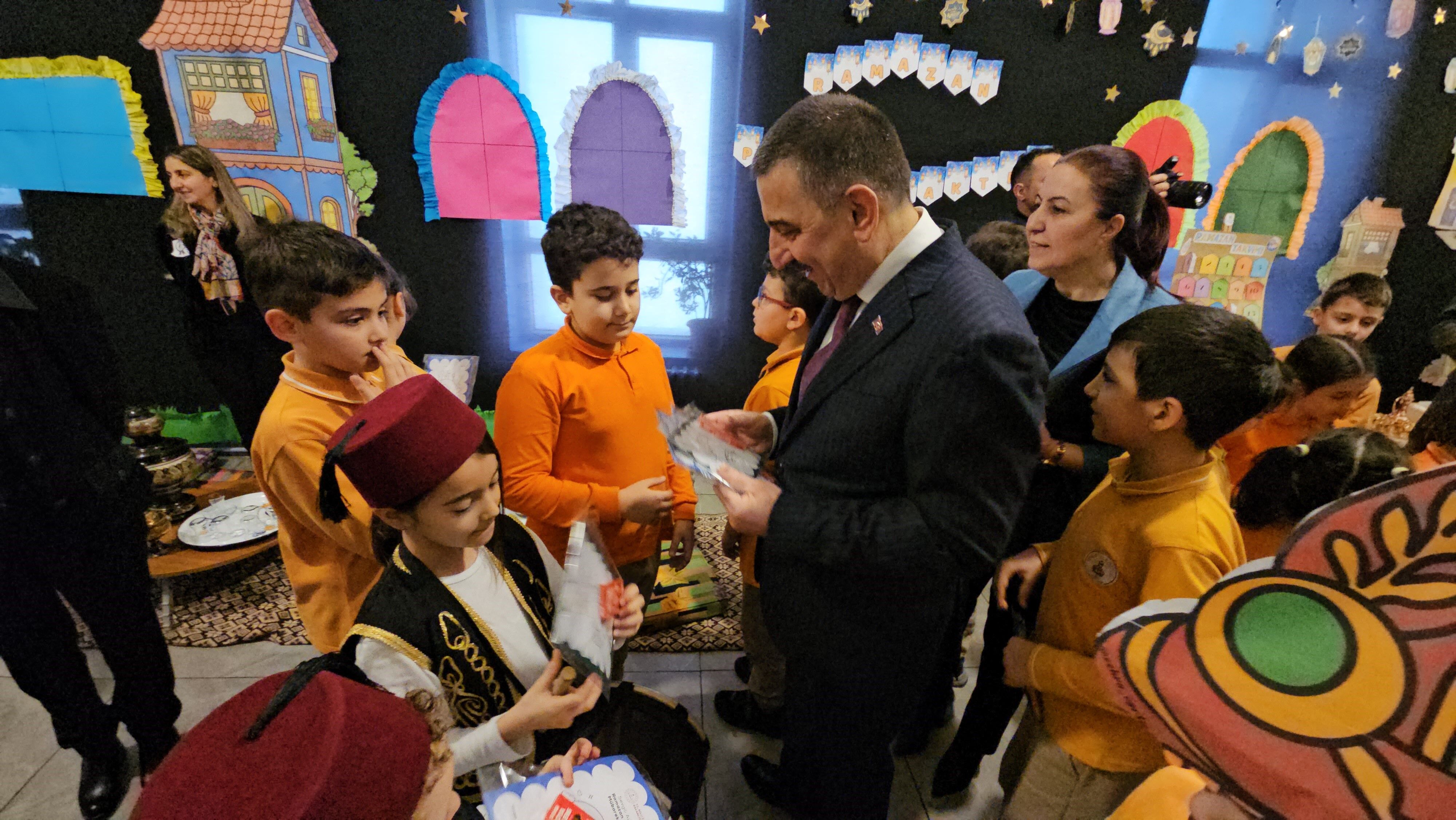 Fener İlkokulu’nda Ramazan Ruhu... Koridorlar Geleneksel Sokaklara Dönüştü! İmza Gazetesi (2)