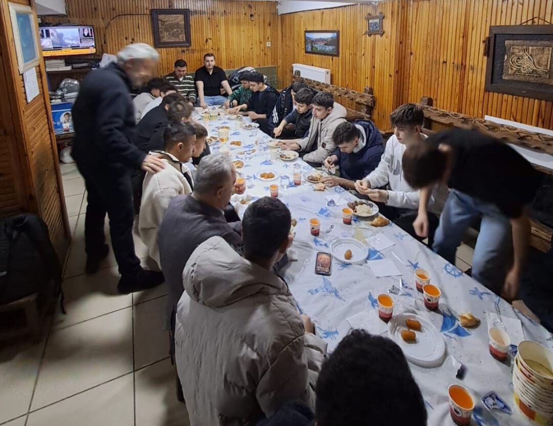 İmam Hatip Lisesi Öğrencilerinin İftar Keyfi Imza Gazetesi