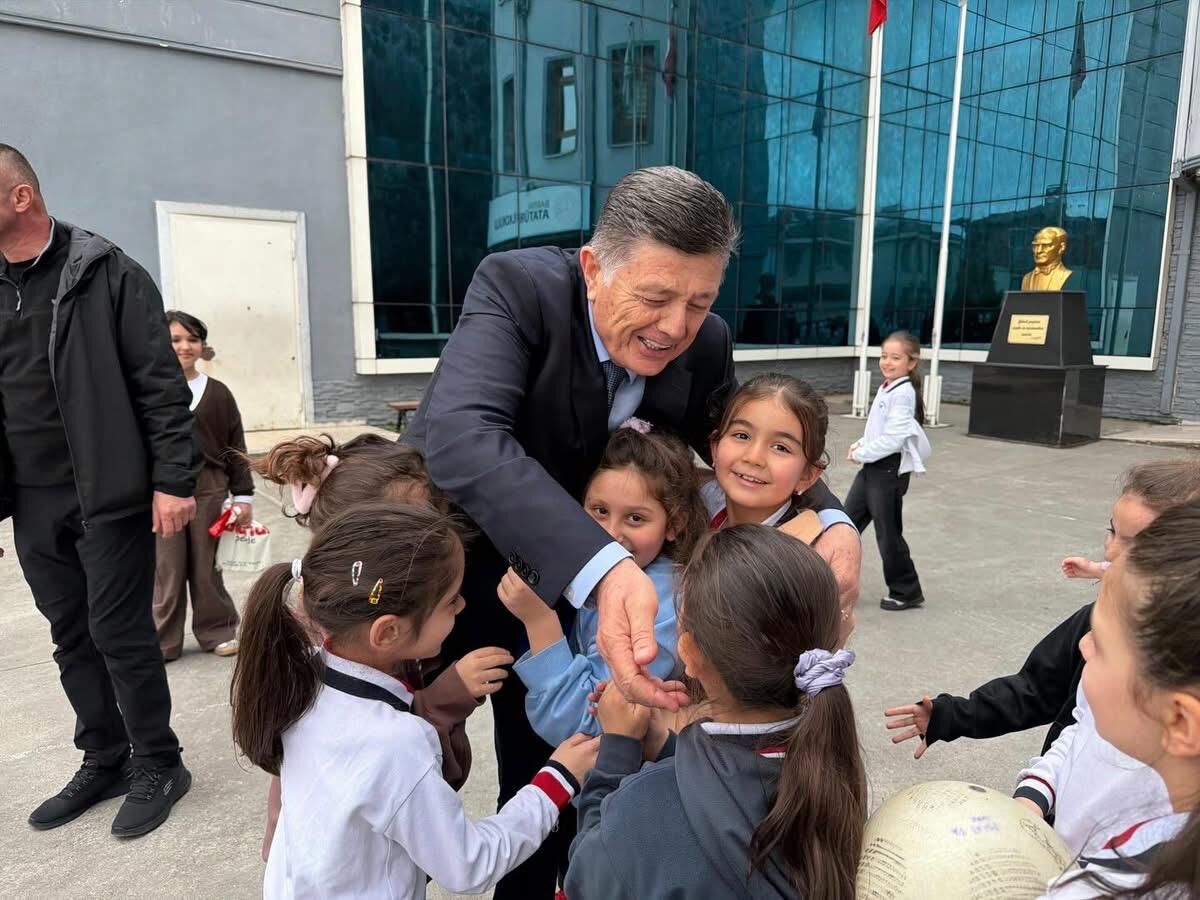 Minik Öğrenciler Belediye Başkanını Bağırlarına Bastı! İmza Gazetesi̇ (1)