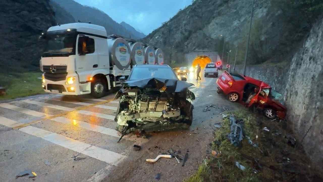 Tünel Çıkışında Katliam Gibi Kaza 1 Ölü, 2’Si Bebek 5 Yaralı! Imza Gazetesi Karabük Haber