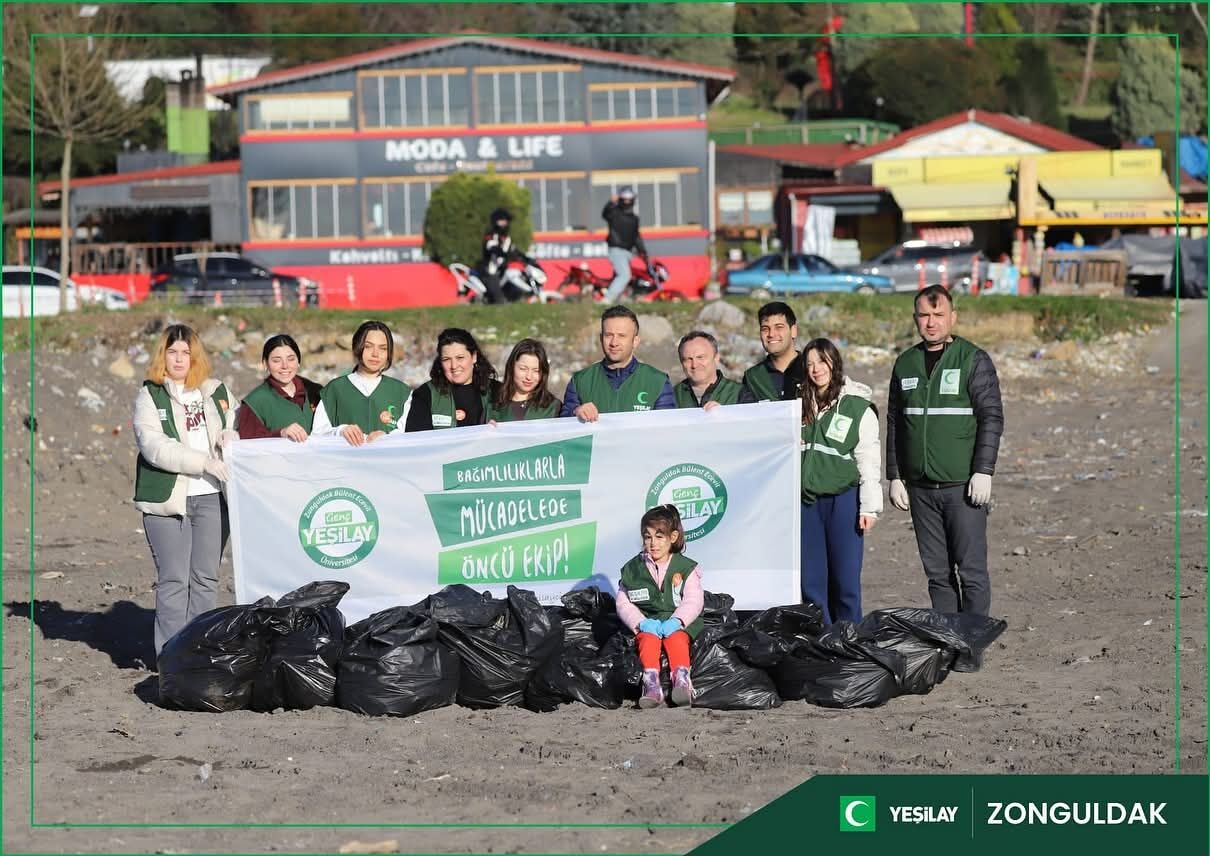 Yeşilay Gönüllülerle Kozlu Sahili’ni Temizledi İmza Gazetesi (1)-1
