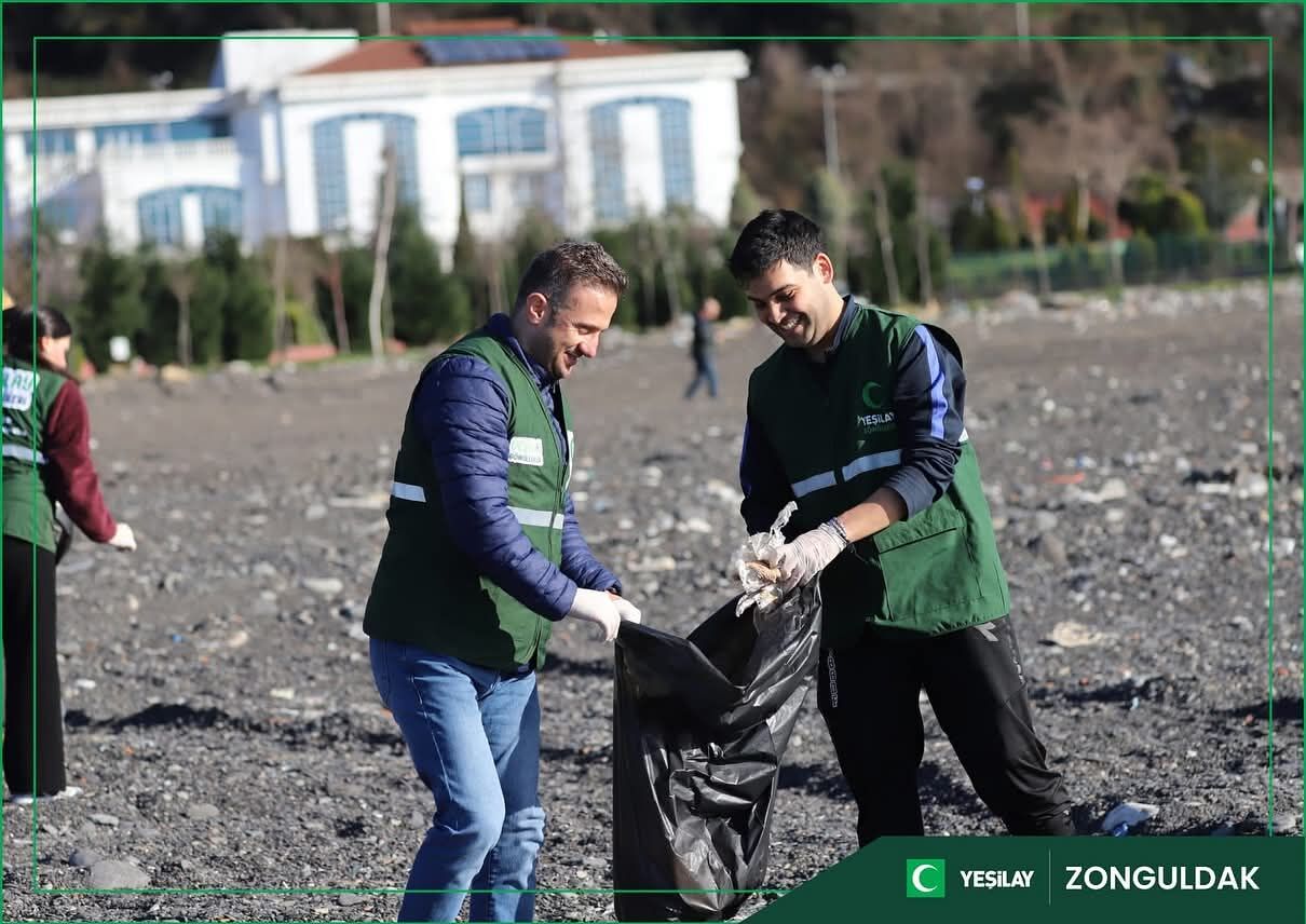 Yeşilay Gönüllülerle Kozlu Sahili’ni Temizledi İmza Gazetesi (2)