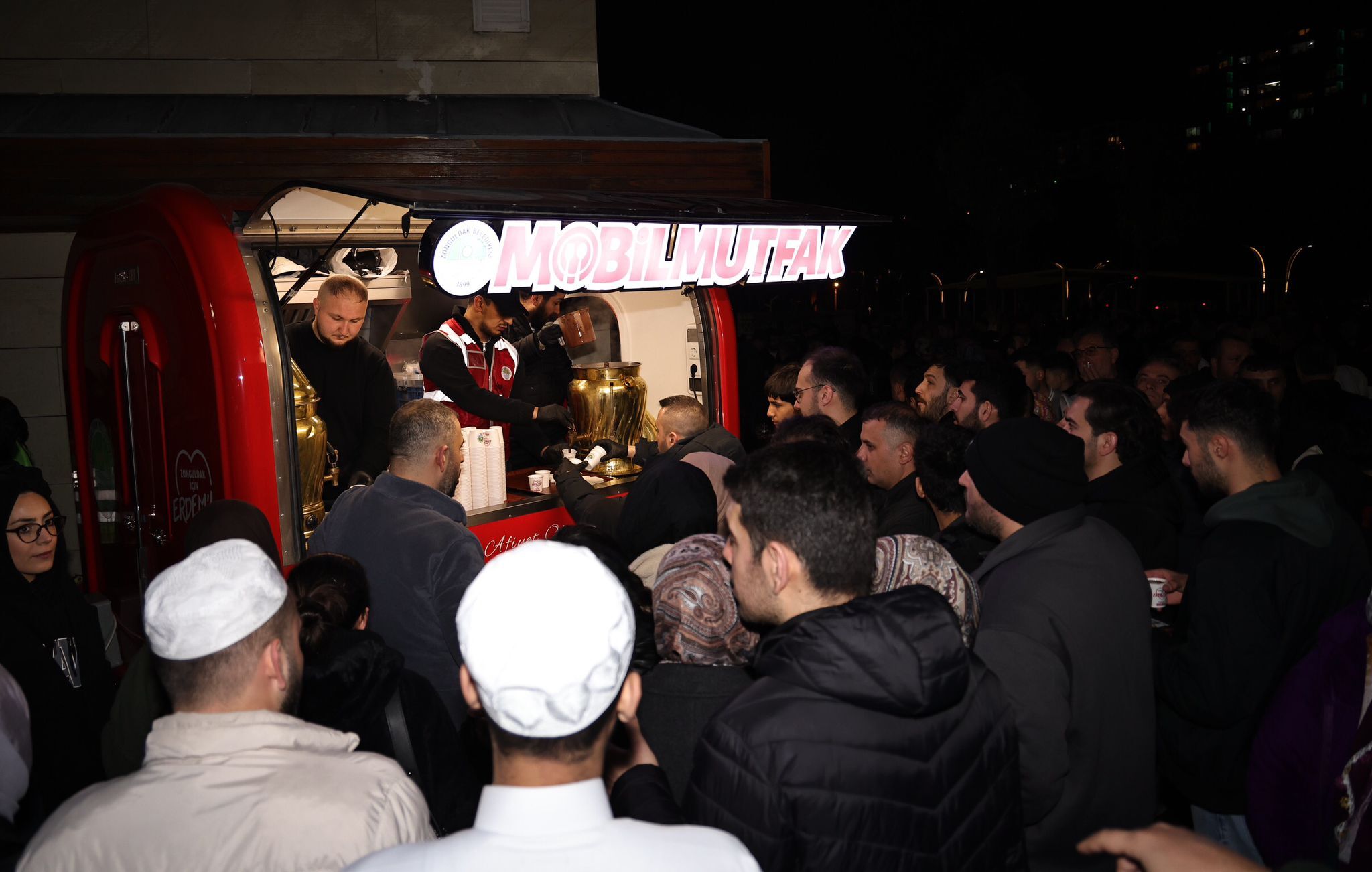 Zonguldak Belediyesi’nden Kadir Gecesi’nde Vatandaşlara İkram İmza Gazetesi̇