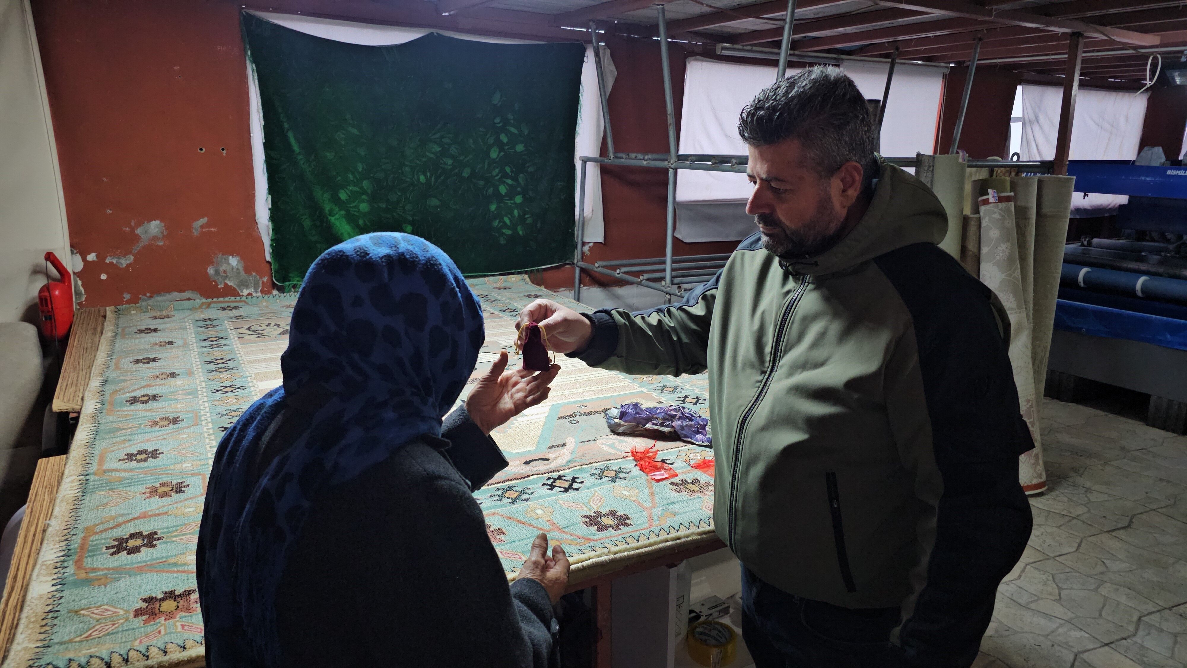 Zonguldak'ta Örnek Esnaflık! Halıdan Çıkan Bir Avuç Altını Sahibine Teslim Etti İmza Gazetesi (2)