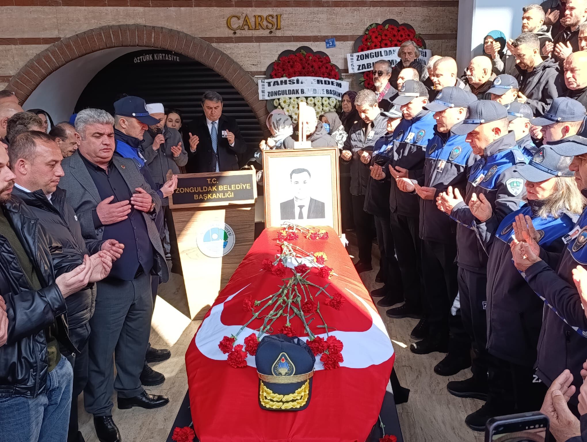 Zonguldak’ta, Zabıta Müdürü Nazmi Çolban Için Belediye Önünde Helallik Alındı İmza Gazetesi (8)-1