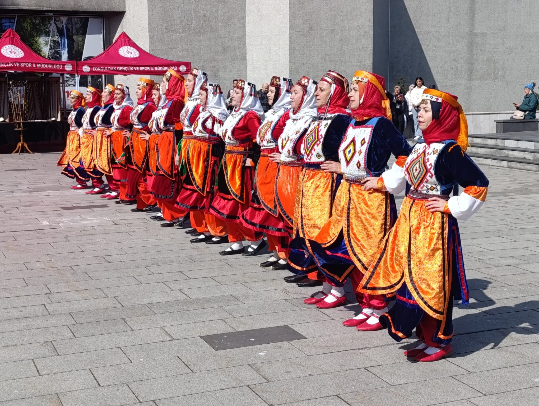 22 Nisan Turizm Haftası Etkinliklerinde Kars Ardahan Yöresi Halk Oyunları Ekibinden Büyüleyici Gösteri Imza Gazetesi (2)