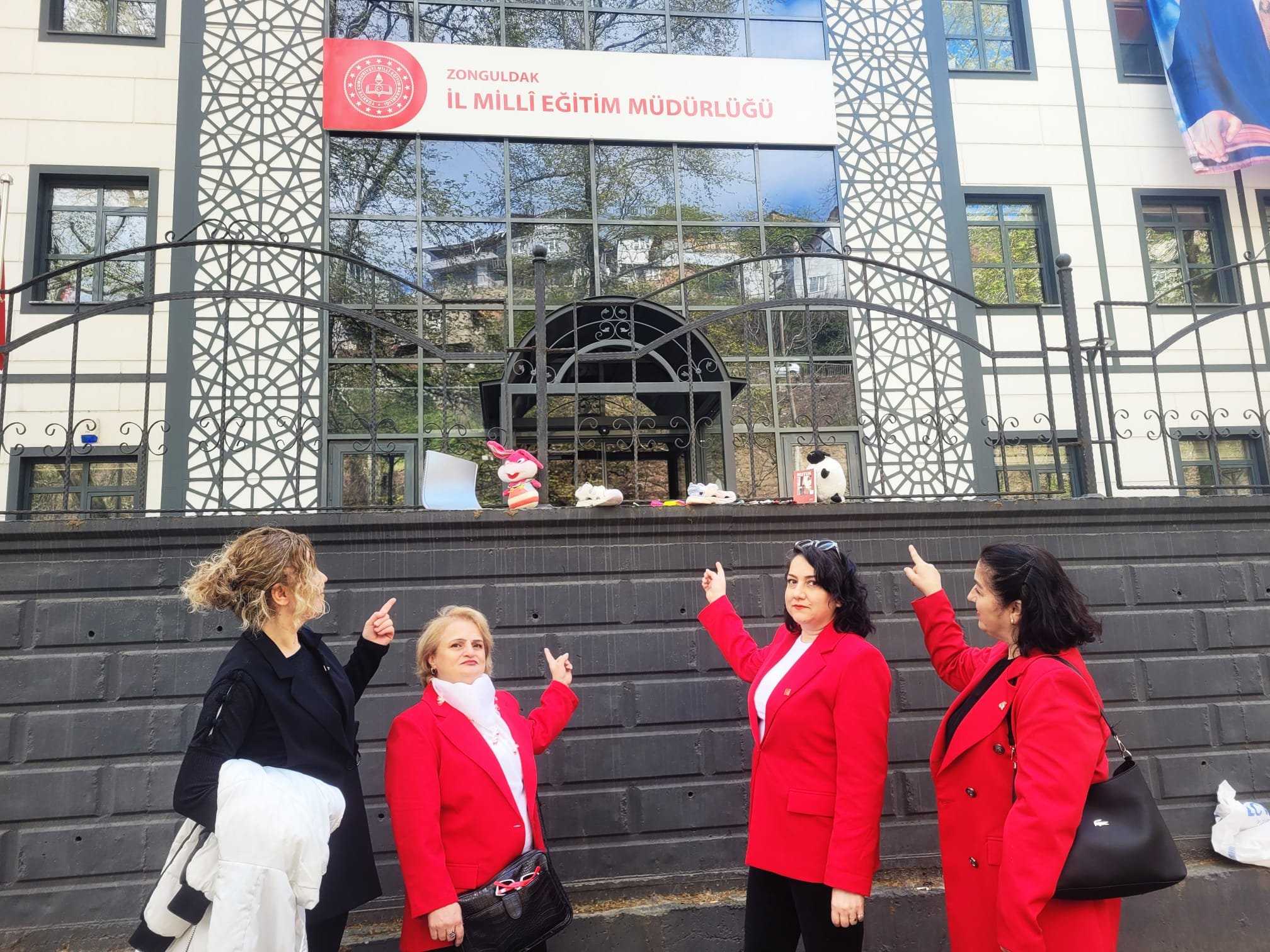 23 Nisan’da Çocukların Sesi Oldular... Oyuncak, Kalem Ve Ayakkabı Taşıdılar İmza Gazetesi̇ (2)