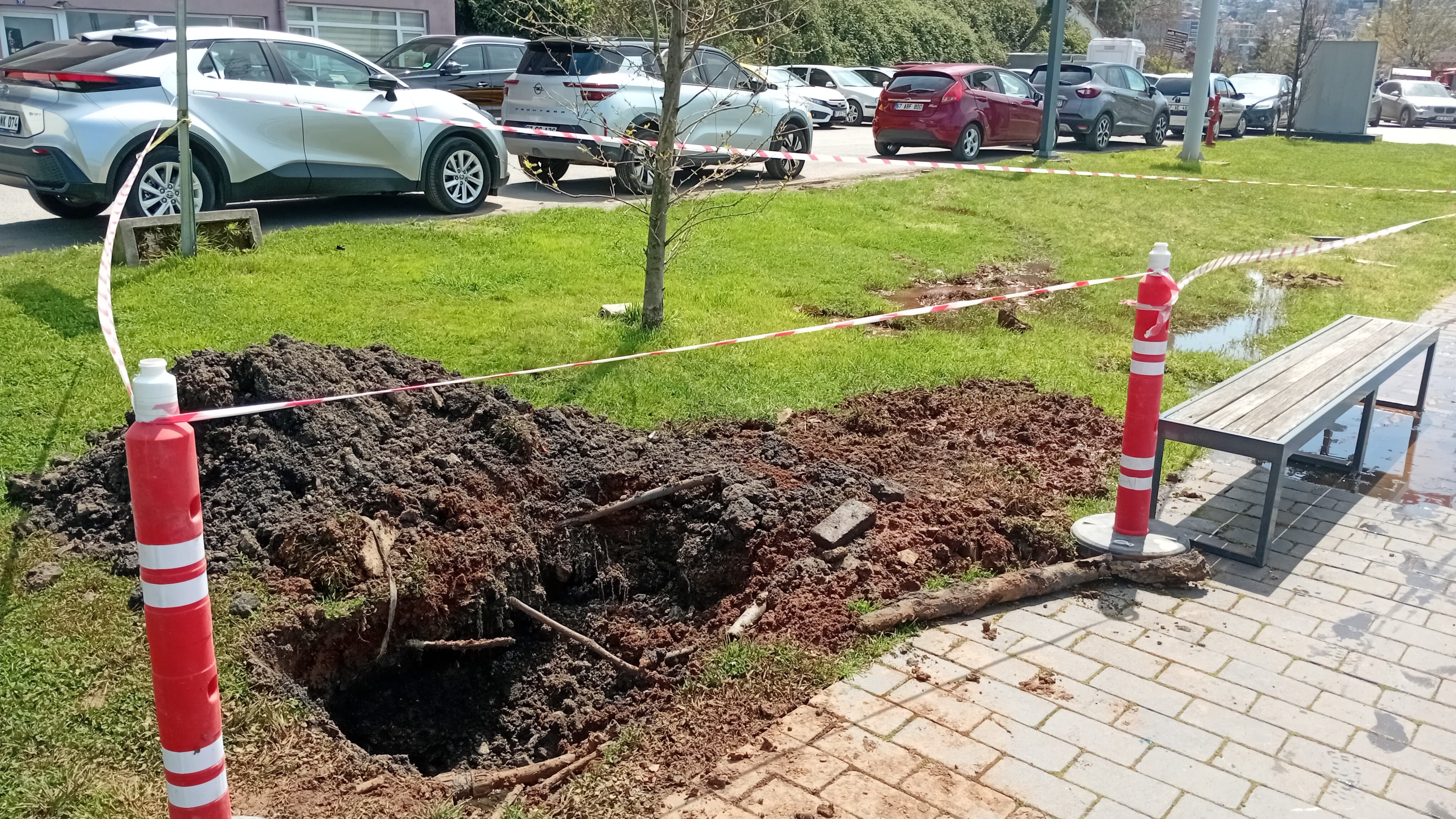 Adliye Karşısında Çamur Tepkisi Büyüyor! Imza Gazetesi (1)