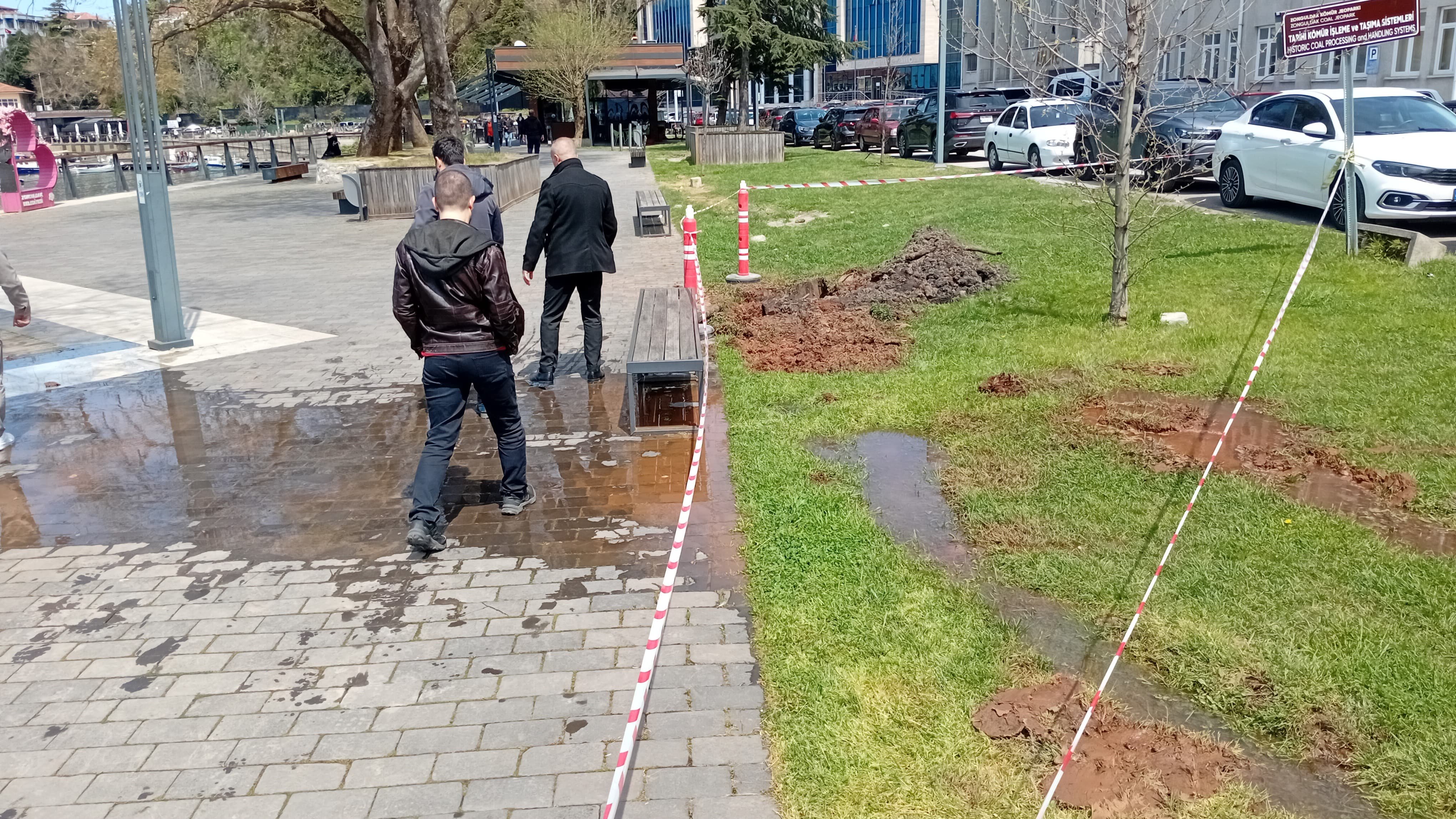 Adliye Karşısında Çamur Tepkisi Büyüyor! Imza Gazetesi (2)