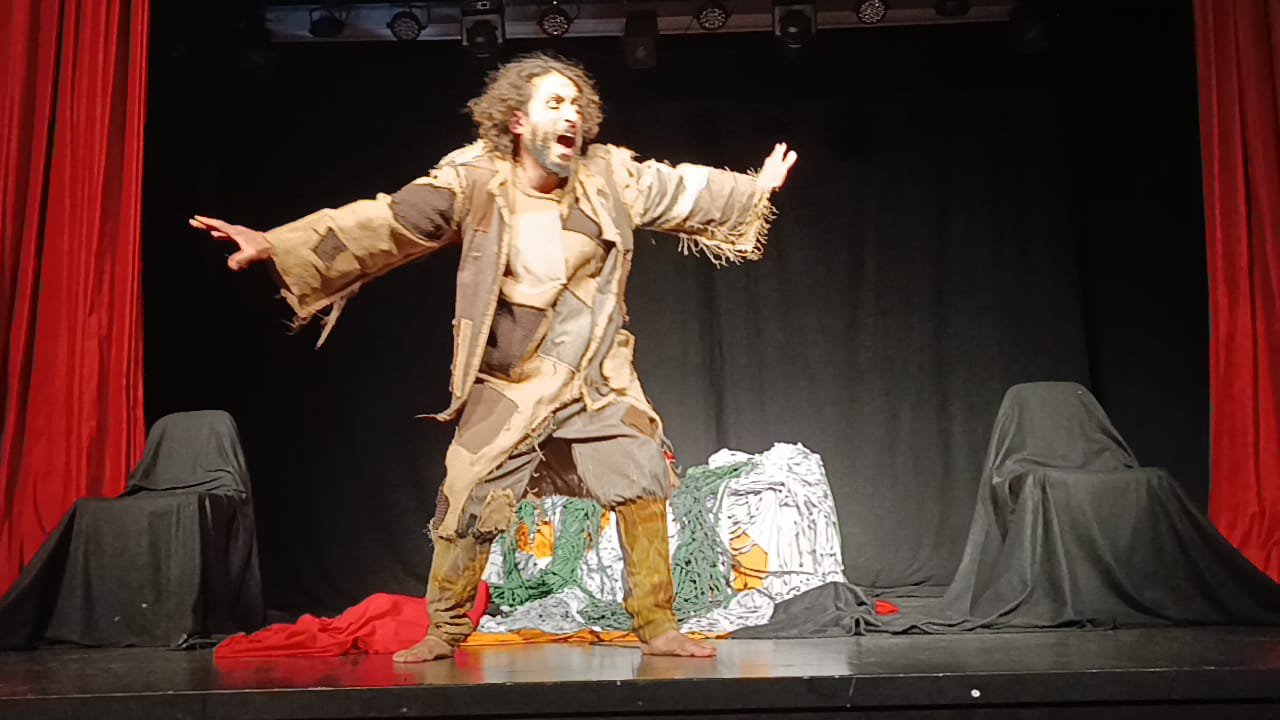 Tek Kişilik Dev Performans! Notre Dame’ın Kamburu Büyük Beğeni Topladı