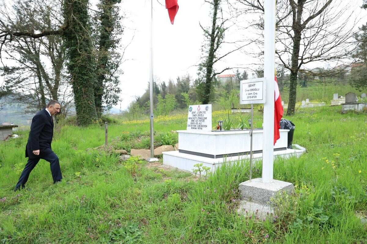 Vali Hacıbektaşoğlu’ndan Şehit Ömer Eroğlu’nun Kabrine Ziyaret Imza Gazetesi (2)