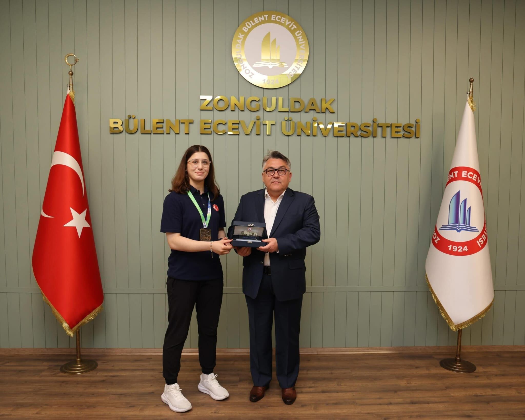 ​Dünya Şampiyonu Sude Nur Basancı'dan Rektör Özölçer'e Anlamlı Ziyaret Imza Gazetesi
