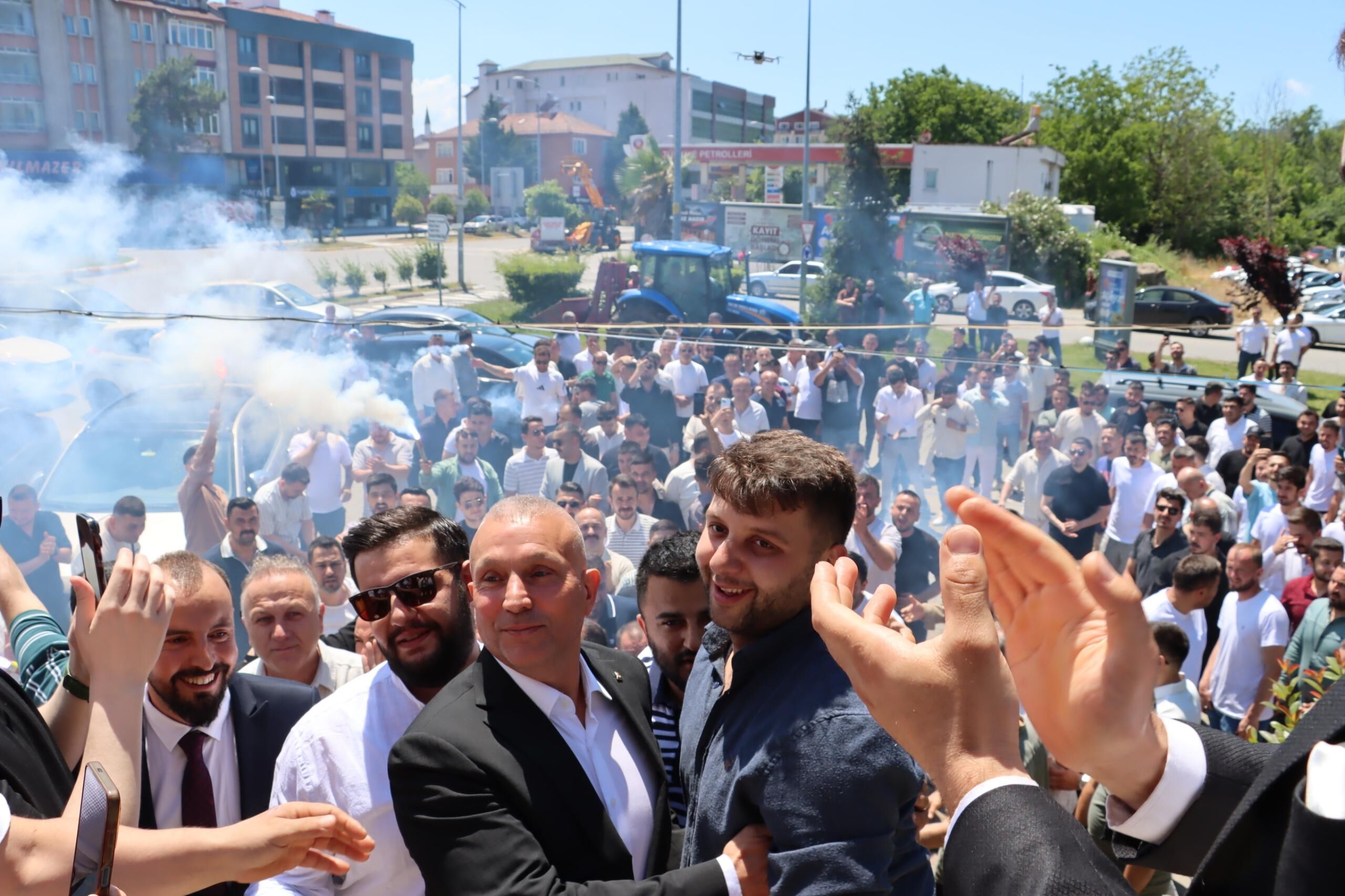 Madenci̇ Üzülmezde Kararini Erken Verdi̇ Tayfun Demi̇r 800 Madenci̇yle Şov Yapti (1)
